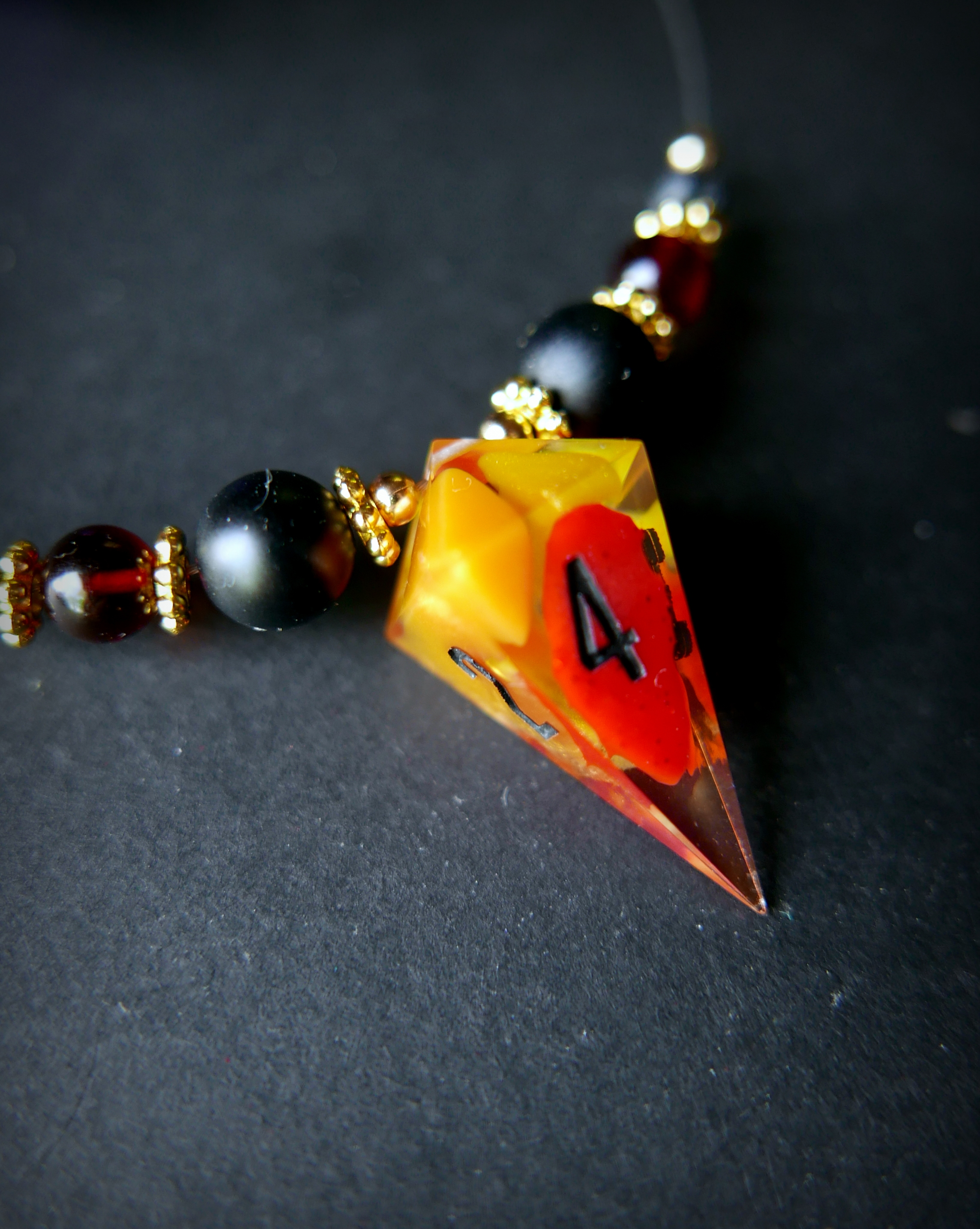 Collier avec Dé et Pierres Fines