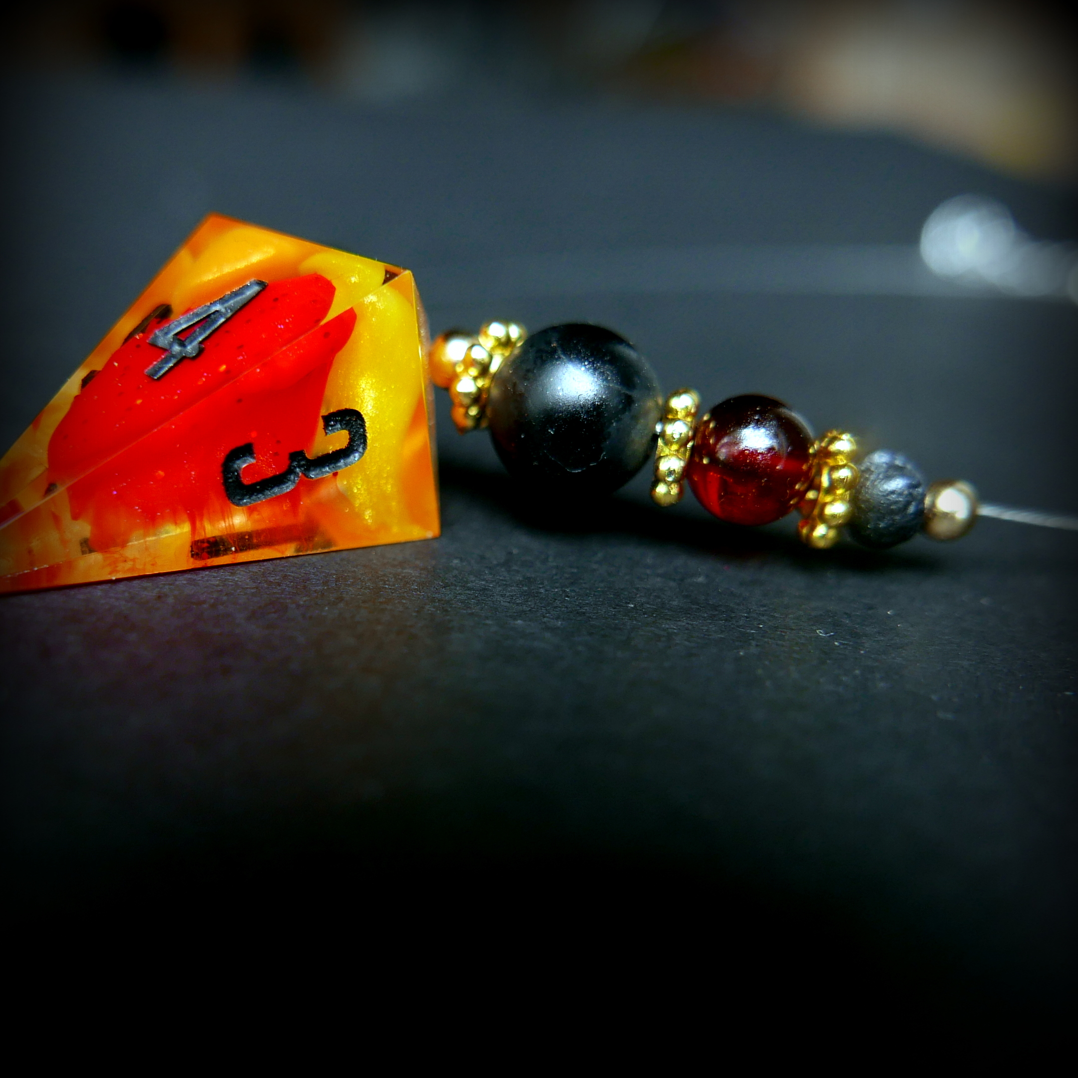 Collier avec Dé et Pierres Fines