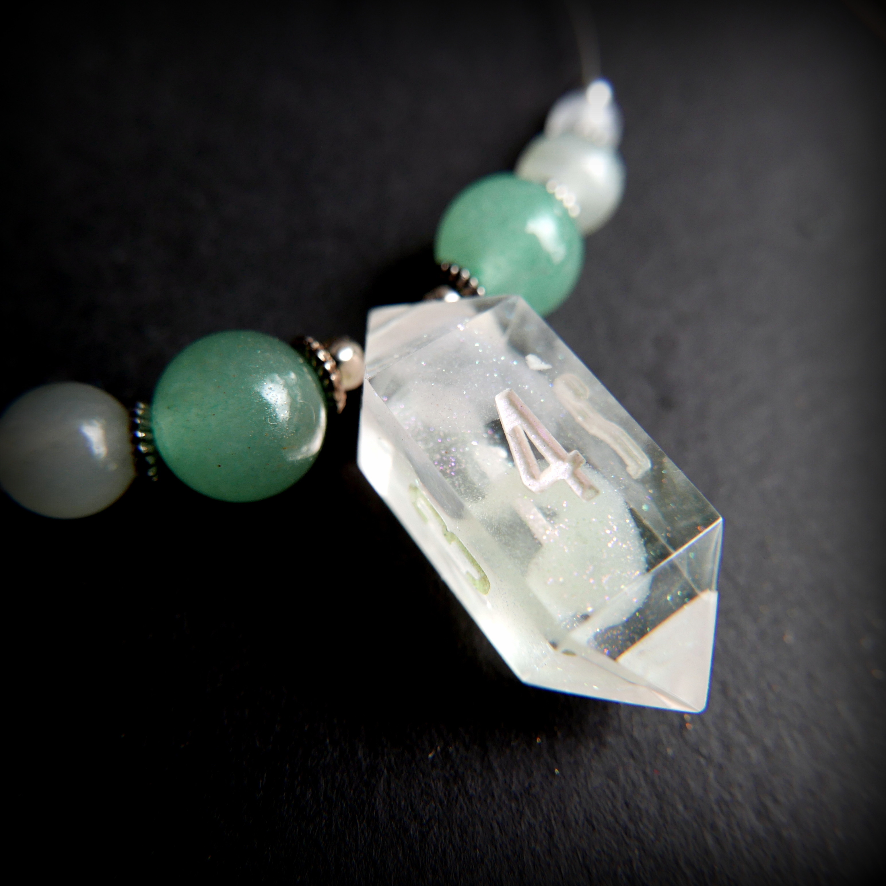 Collier avec Dé et Pierres Fines