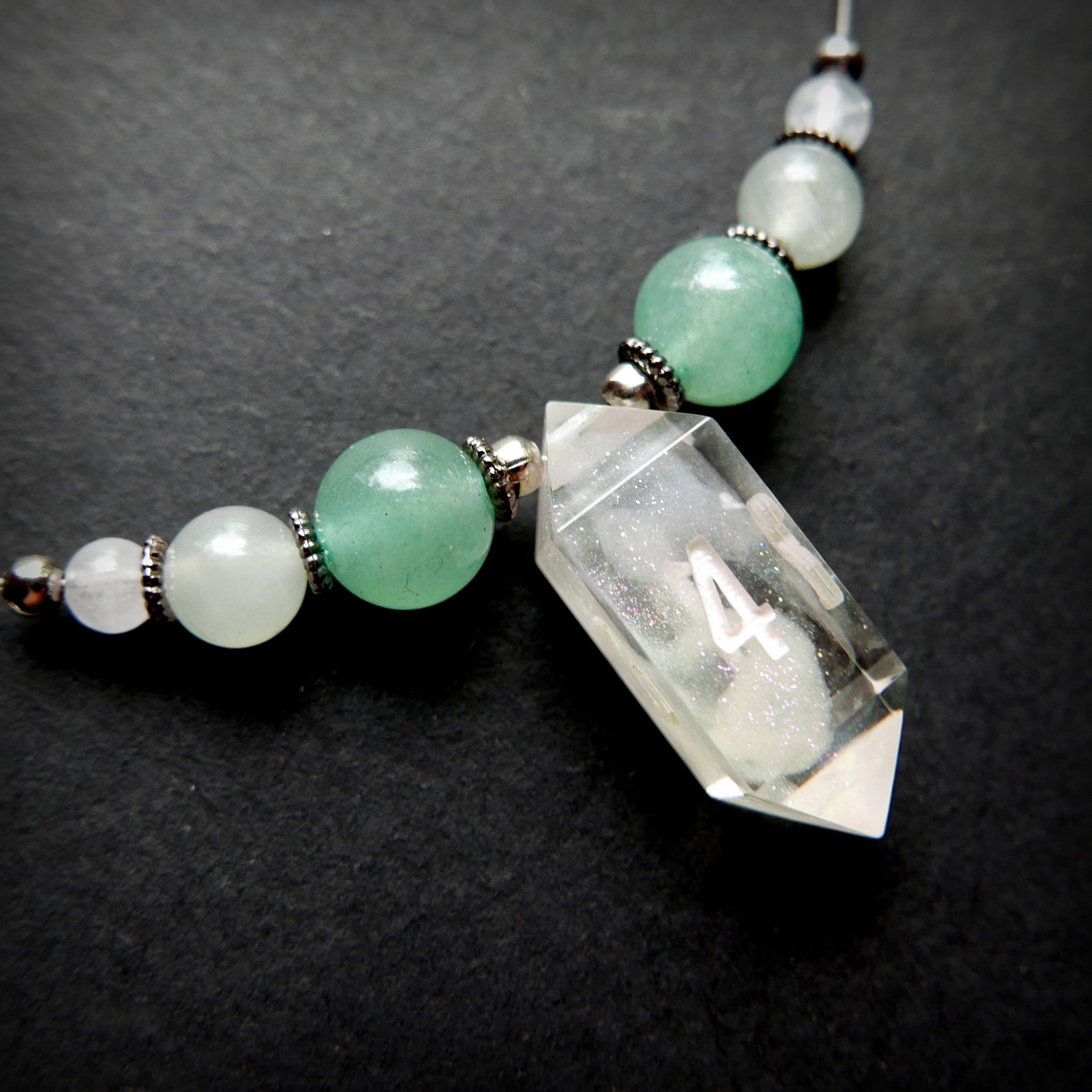Collier avec Dé et Pierres Fines