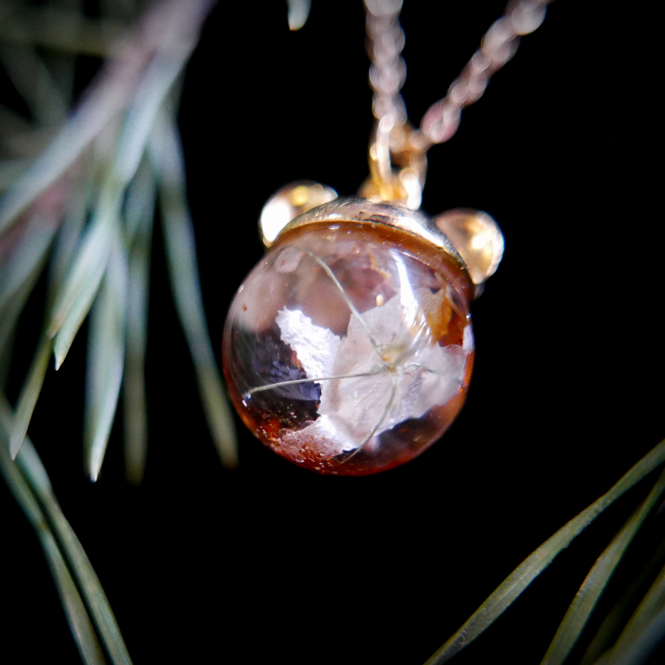 Pendentif - Perle en résine et oreilles d'ours