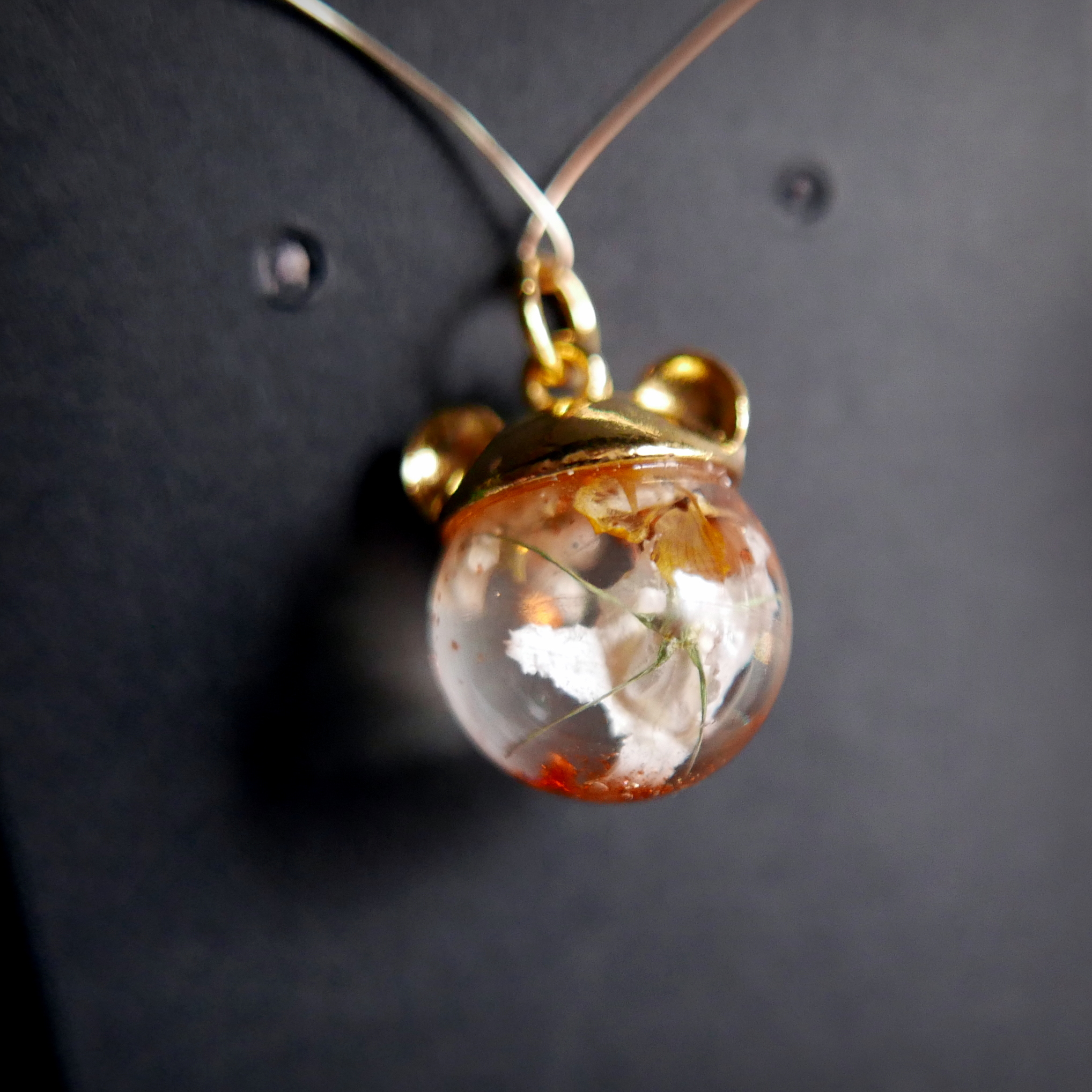 Pendentif - Perle en résine et oreilles d'ours