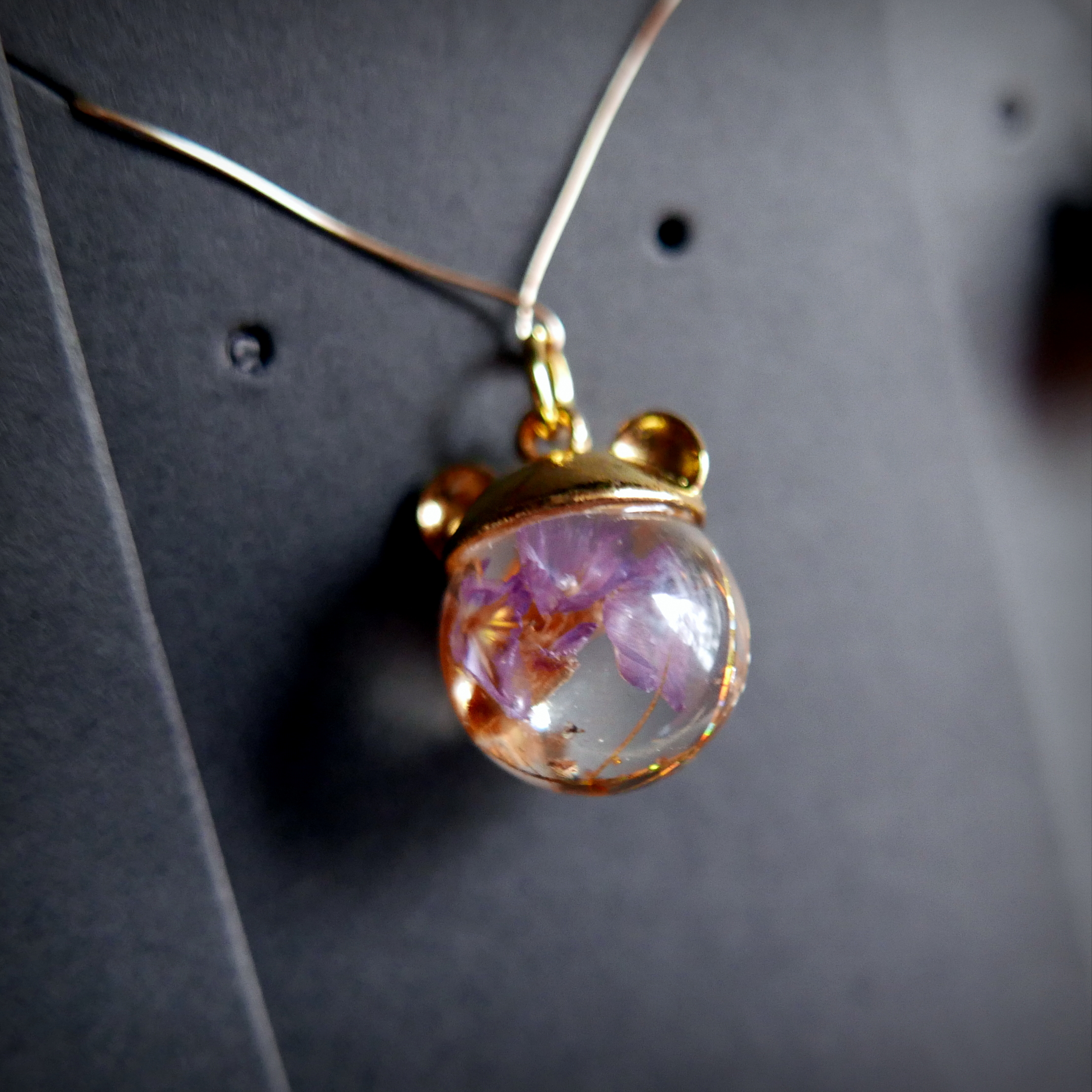 Pendentif - Perle en résine et oreilles d'ours