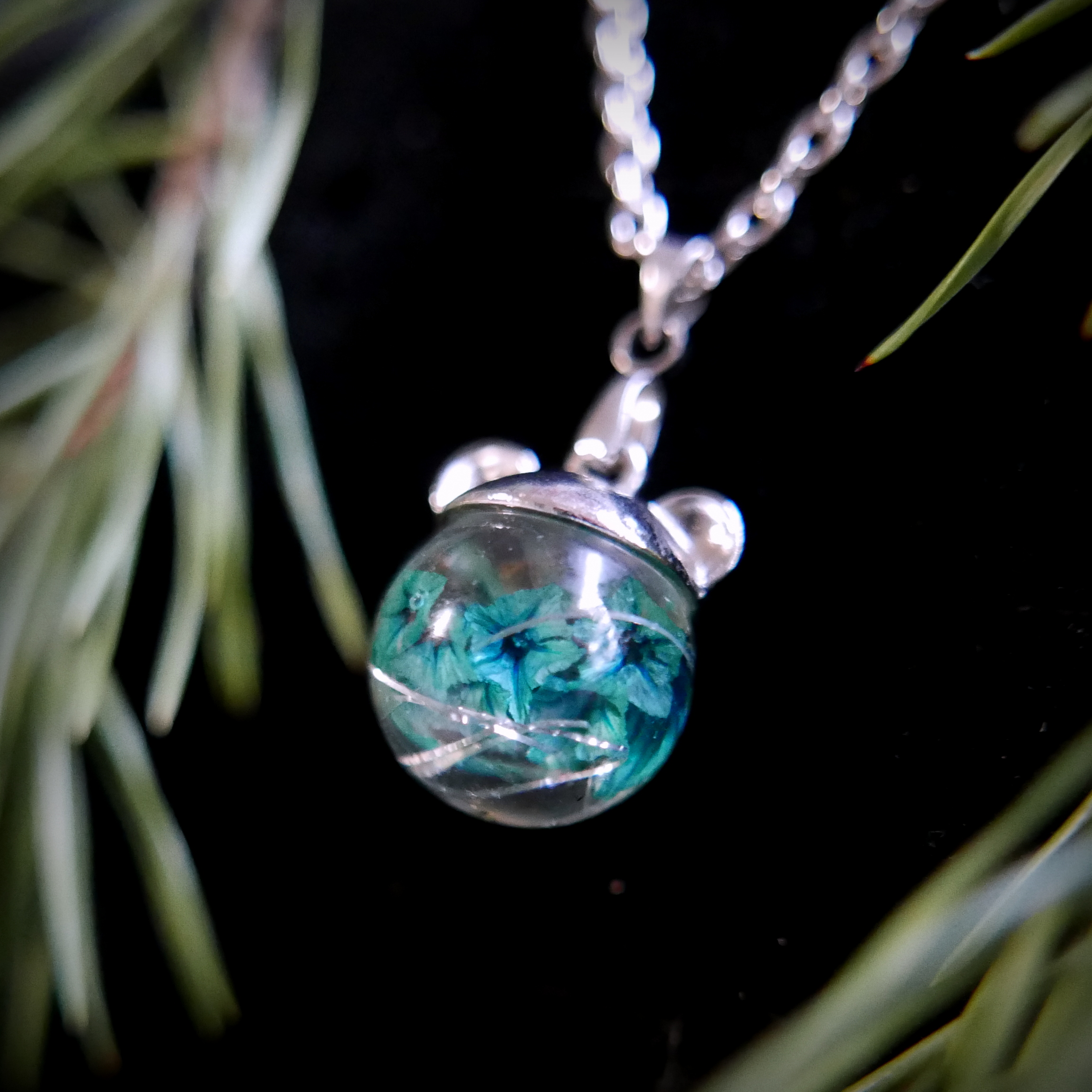 Pendentif - Perle en résine et oreilles d'ours
