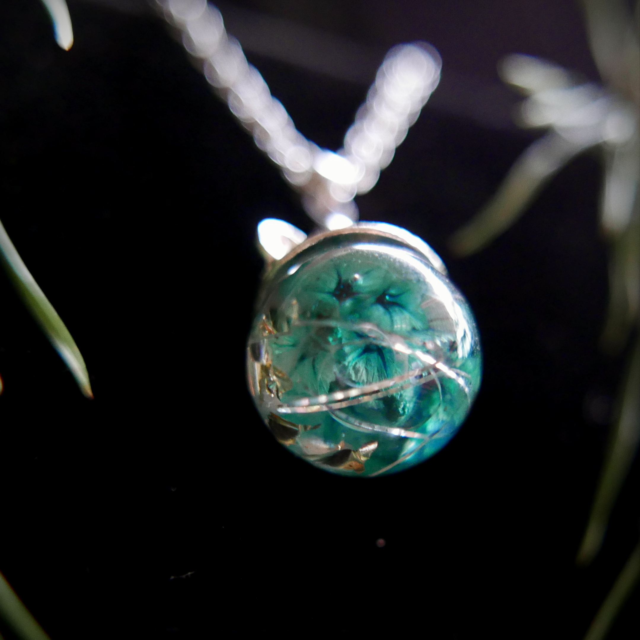 Pendentif - Perle en résine et oreilles d'ours