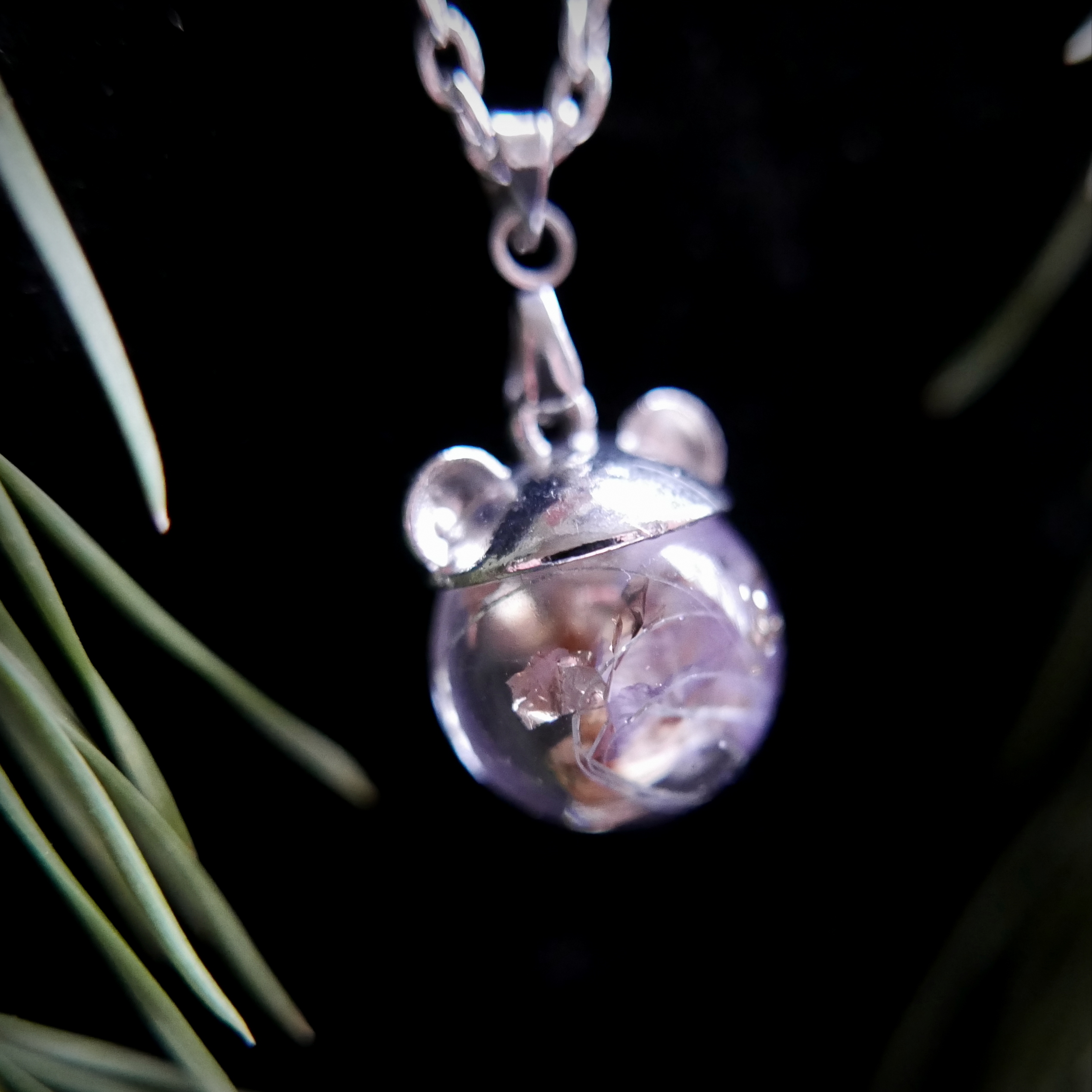 Pendentif - Perle en résine et oreilles d'ours