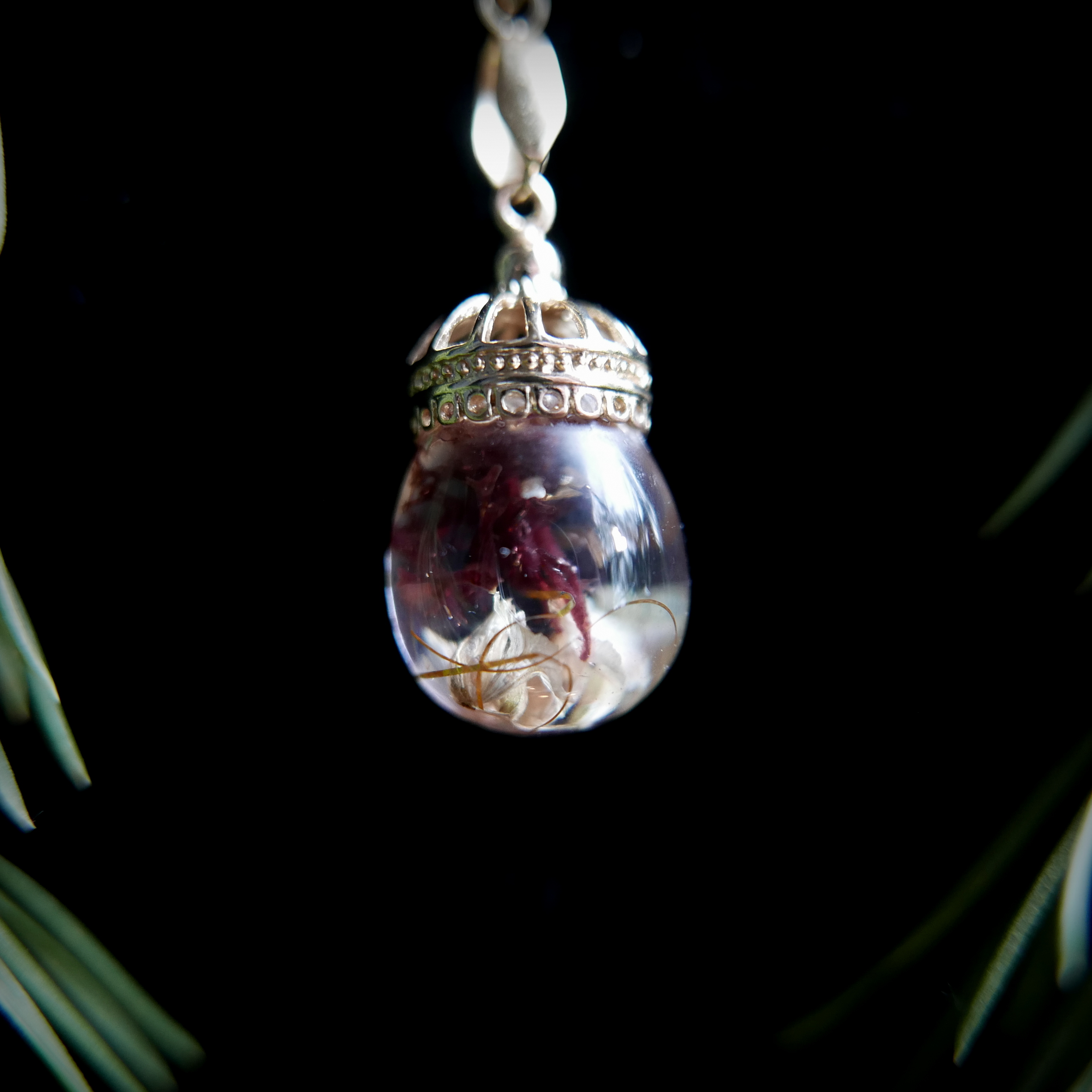 Pendentif - Perle en résine et Couronne