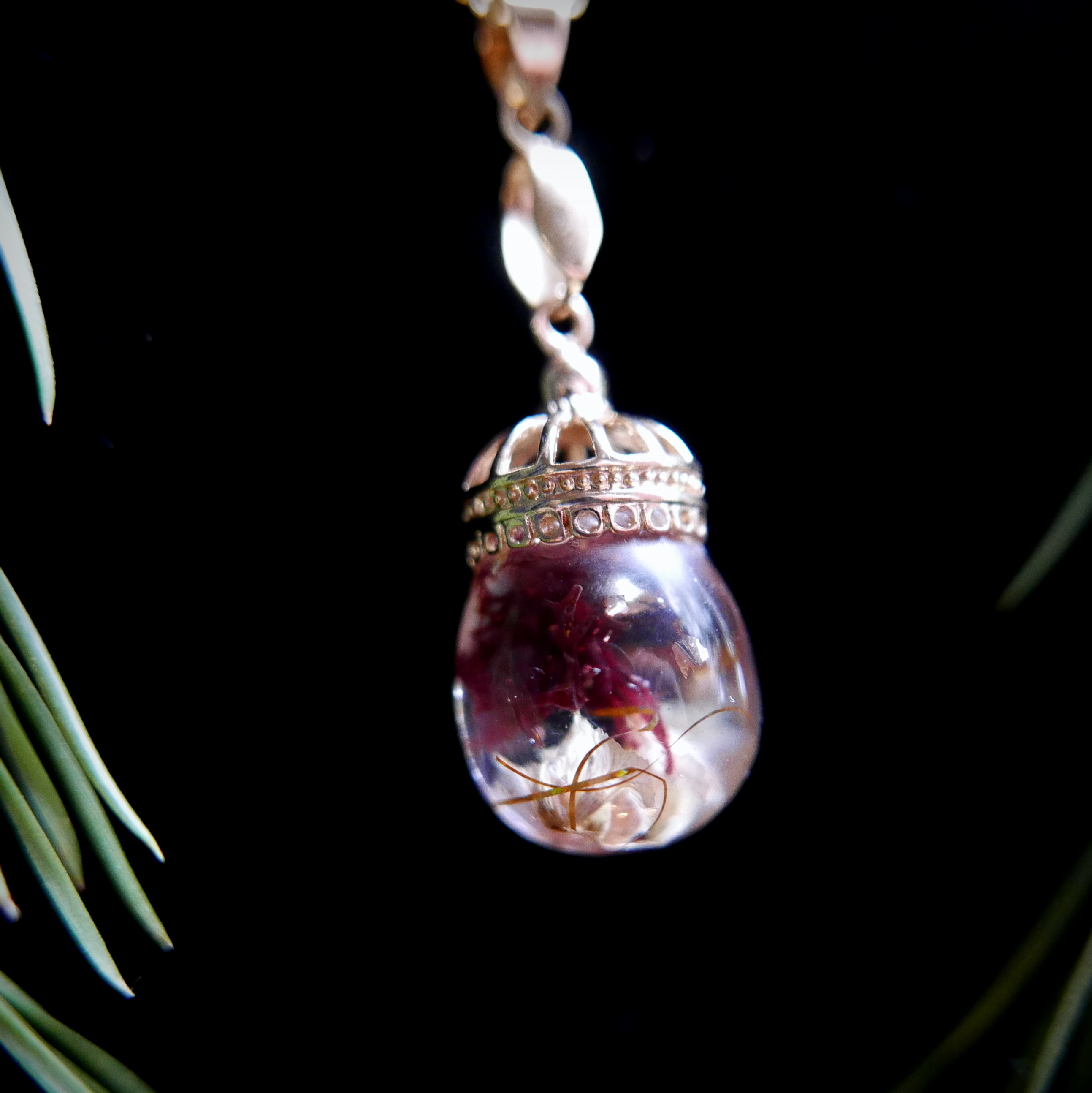 Pendentif - Perle en résine et Couronne