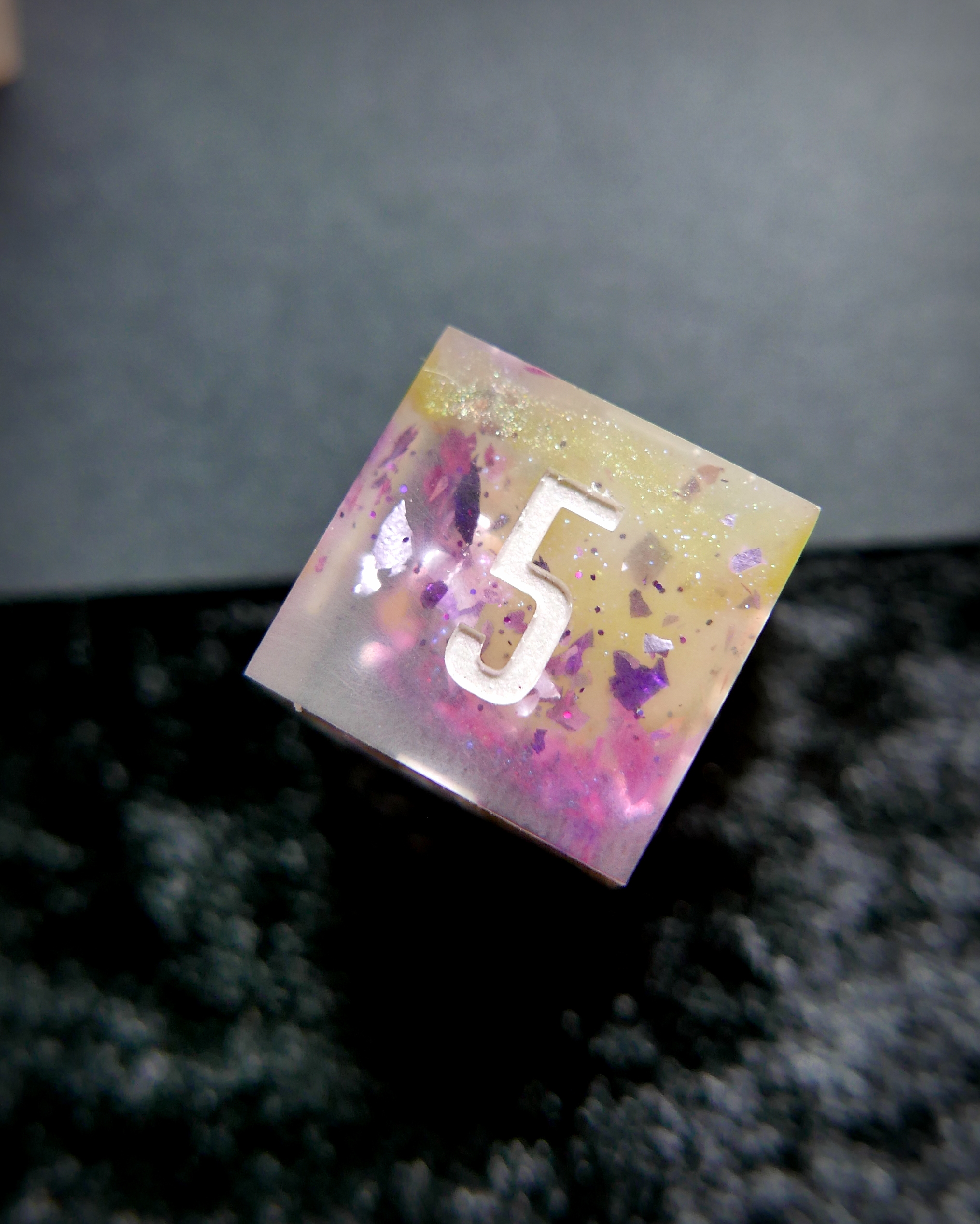 D6 - Cube & Logo