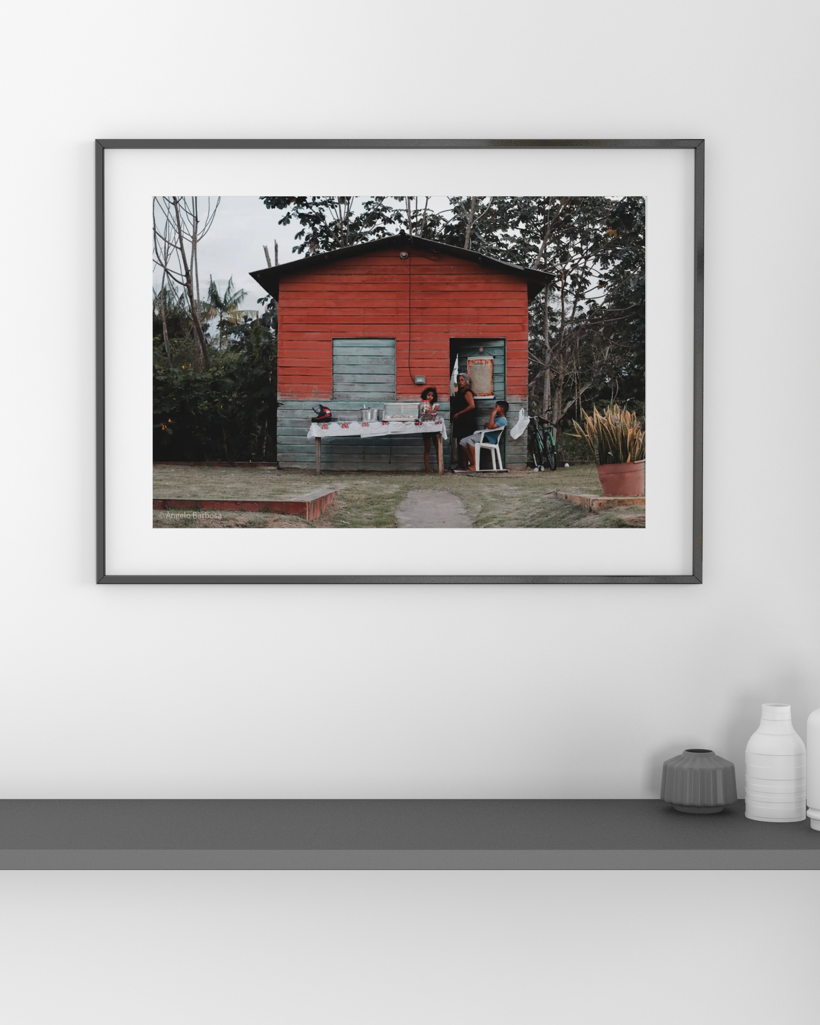 Fotografia emoldurada de uma casa vermelha