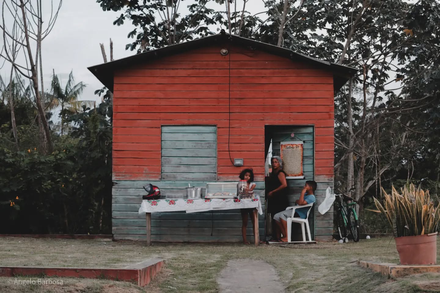 Fotografia emoldurada de uma casa vermelha