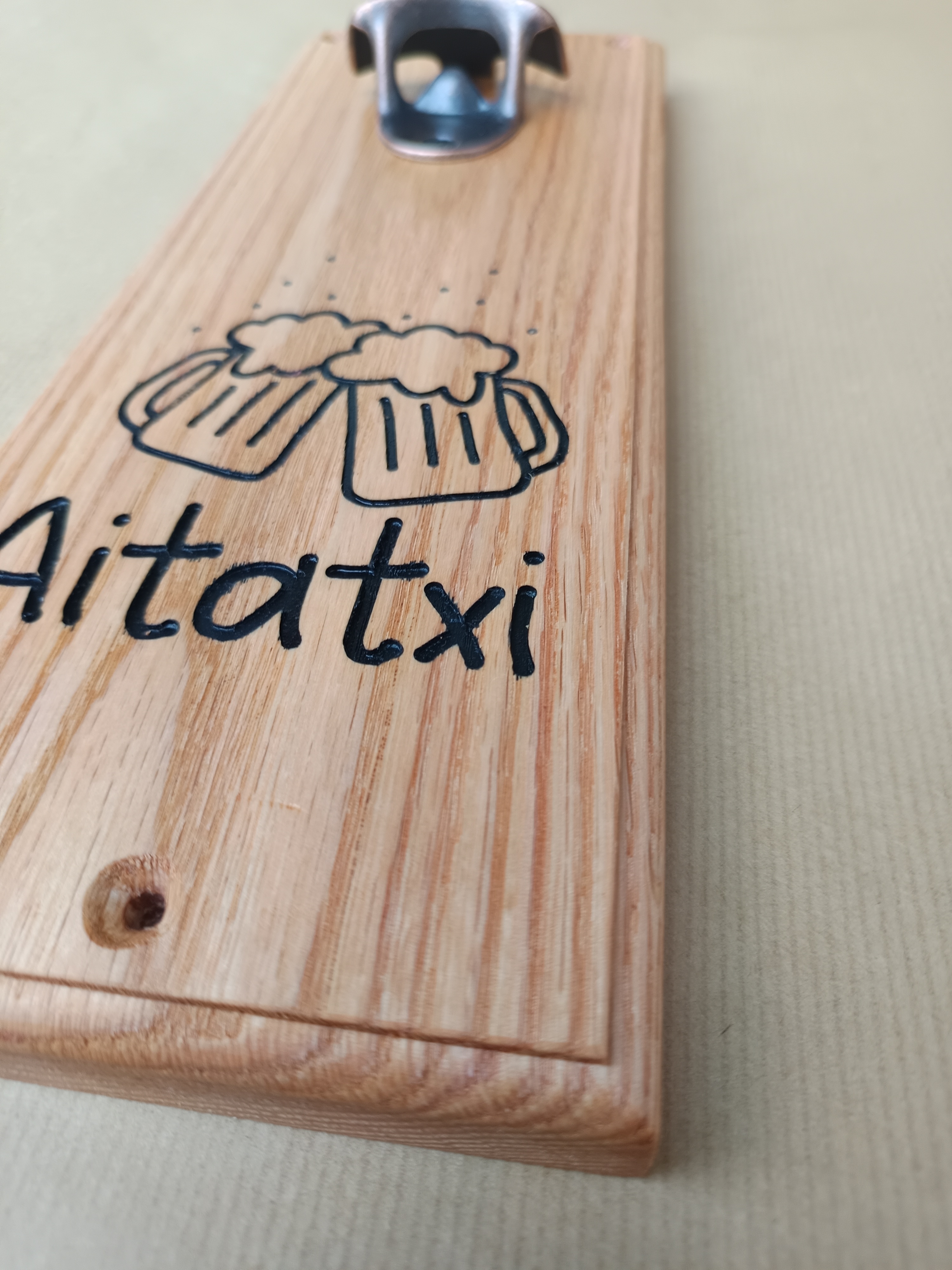 Décapsuleur mural "Aitatxi"