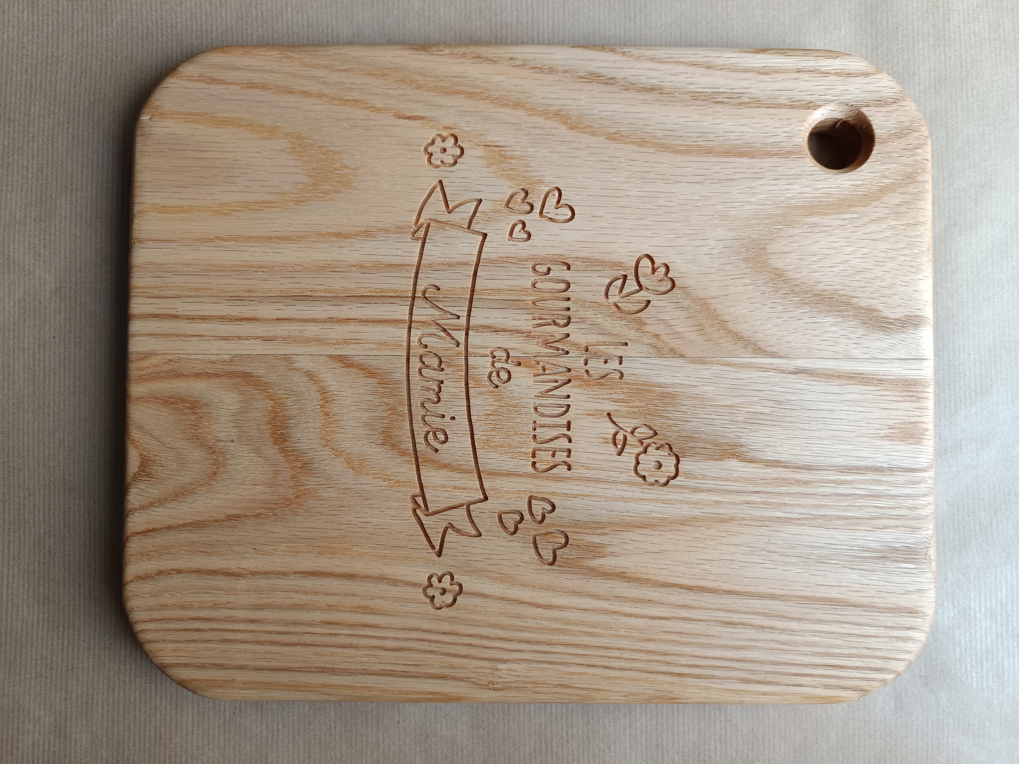 Planche à découper "Les gourmandises de Mamie" gravure finition brute