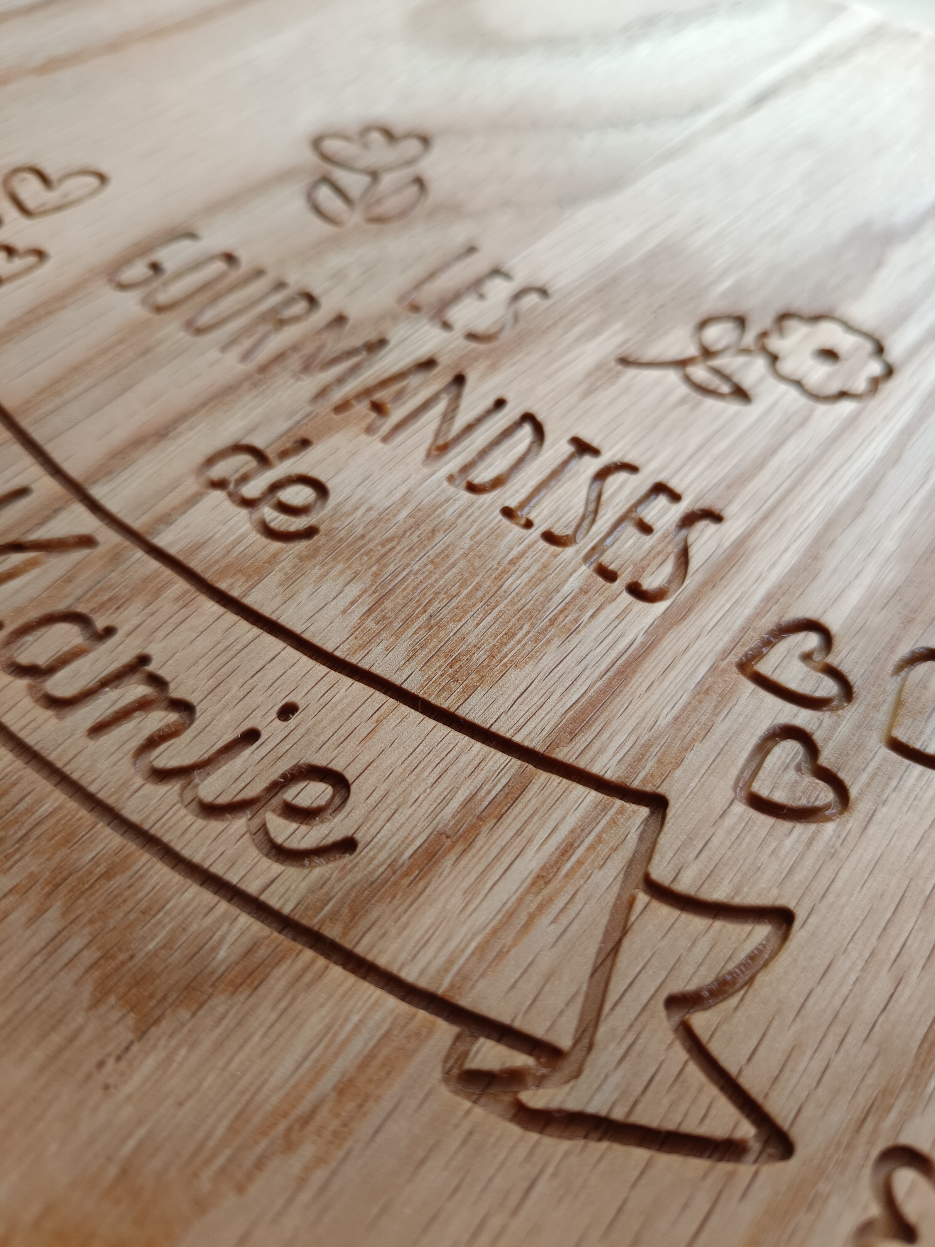 Planche à découper "Les gourmandises de Mamie" gravure finition brute