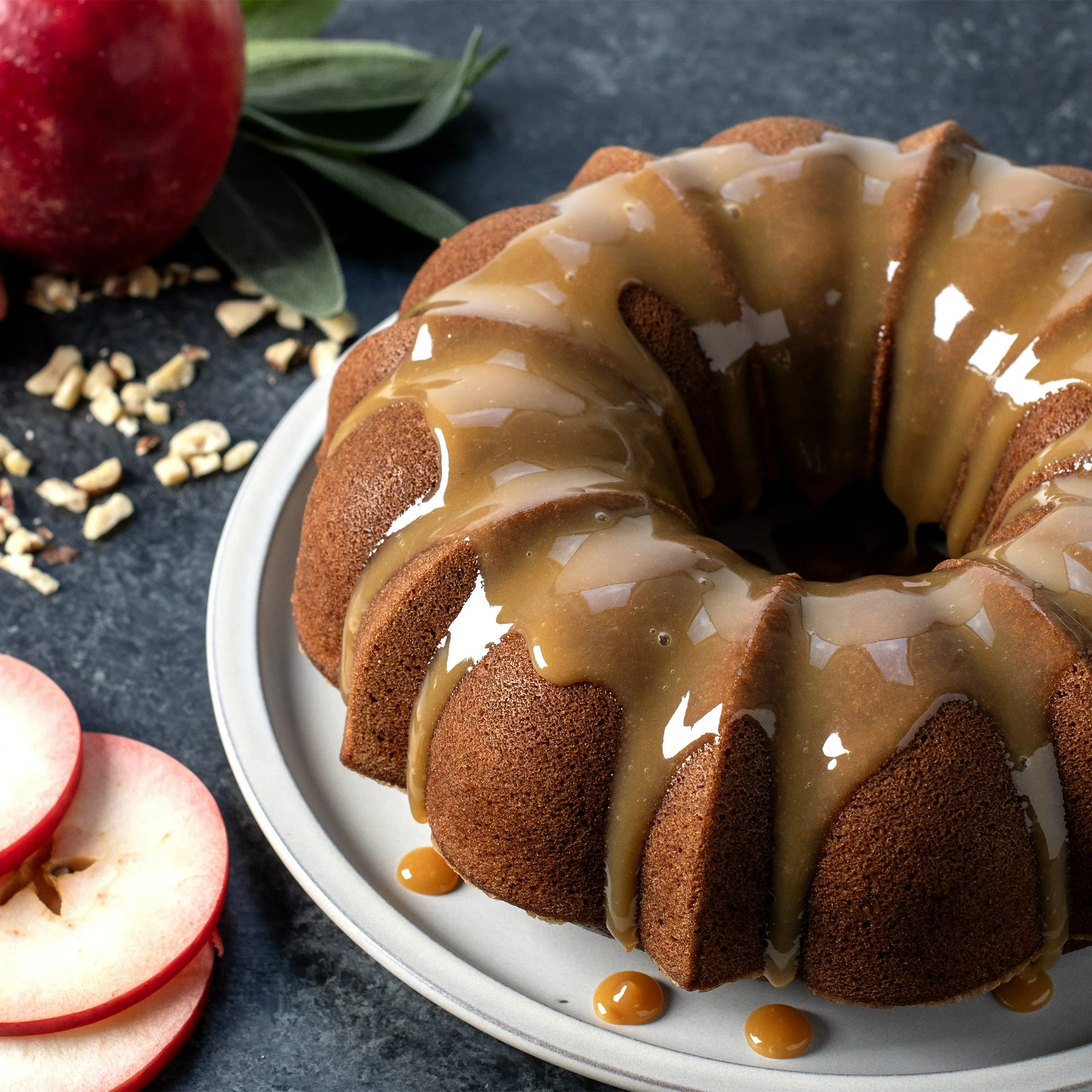 12 Cup Formed Original Nonstick Aluminum Bundt + Cake Keeper Set