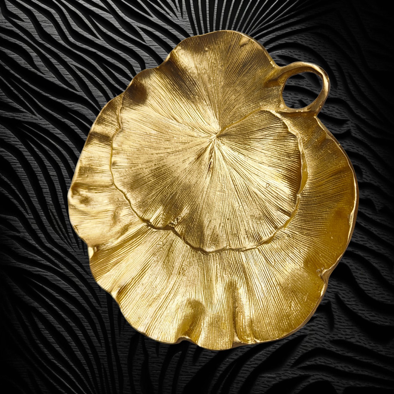 Geranium Leaf Display Disc Plate Geranium Brass Display disc plate Home Decor Classic Style for all occasions, all seasons