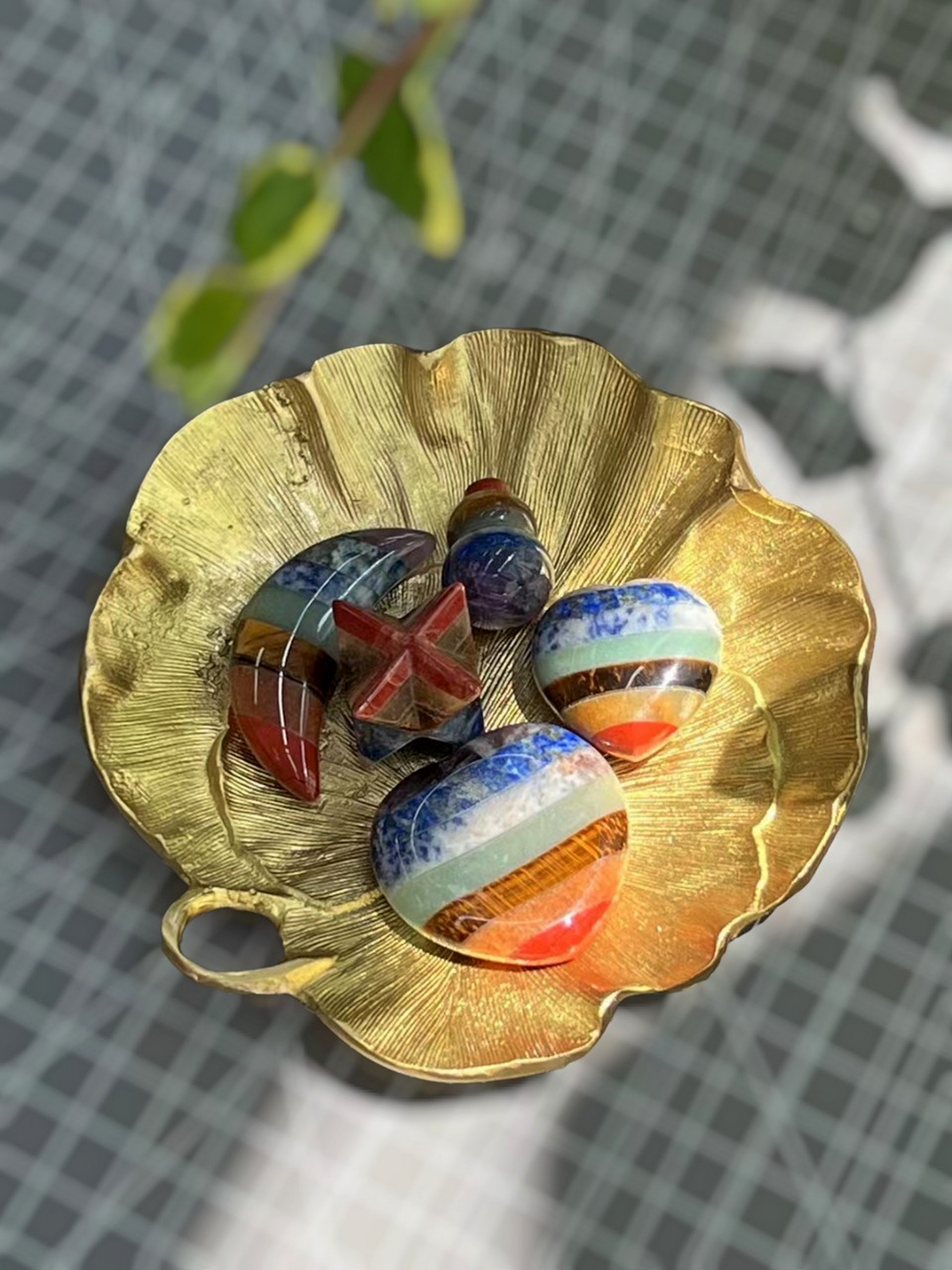 Geranium Leaf Display Disc Plate Geranium Brass Display disc plate Home Decor Classic Style for all occasions, all seasons