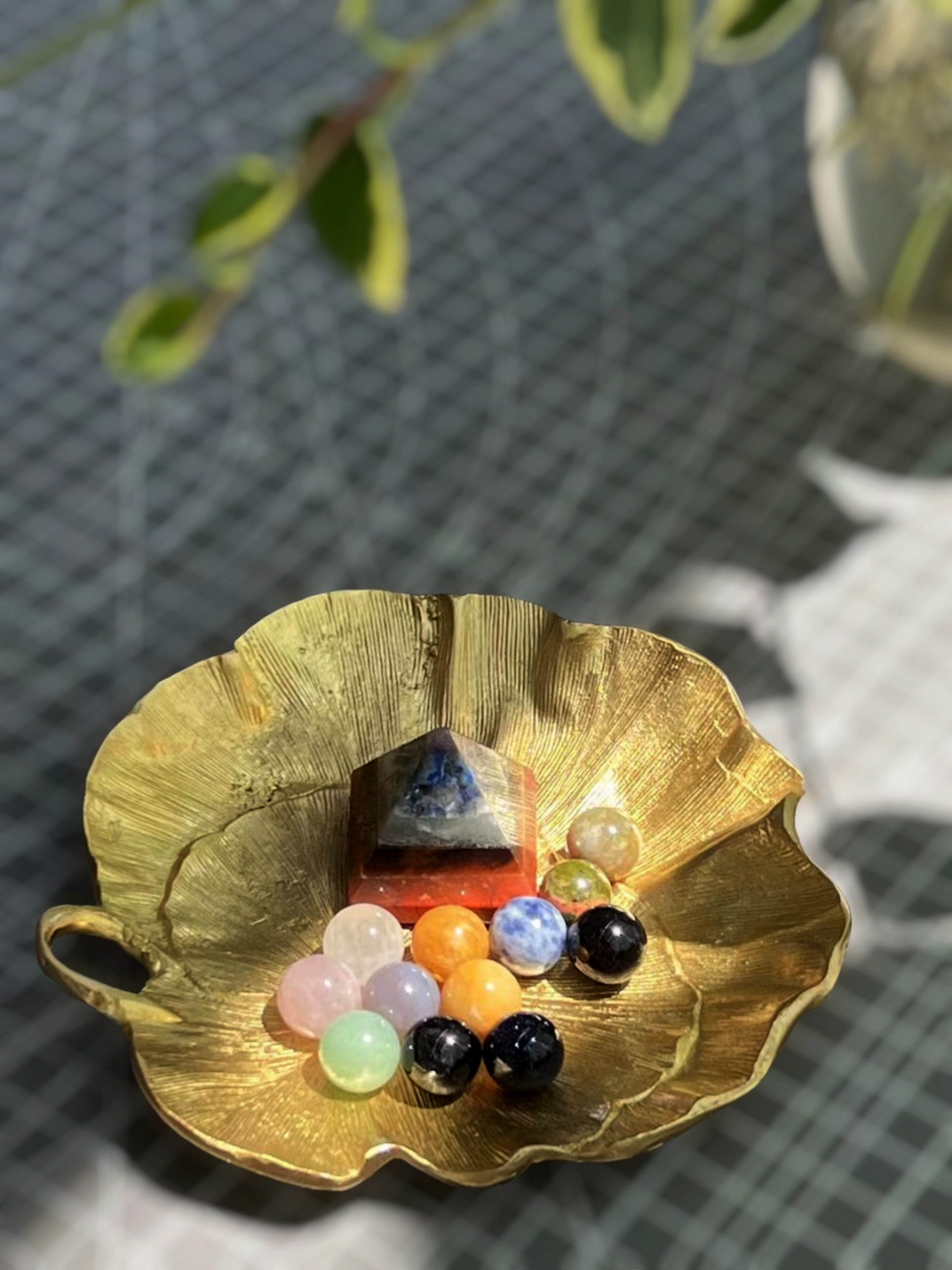 Geranium Leaf Display Disc Plate Geranium Brass Display disc plate Home Decor Classic Style for all occasions, all seasons
