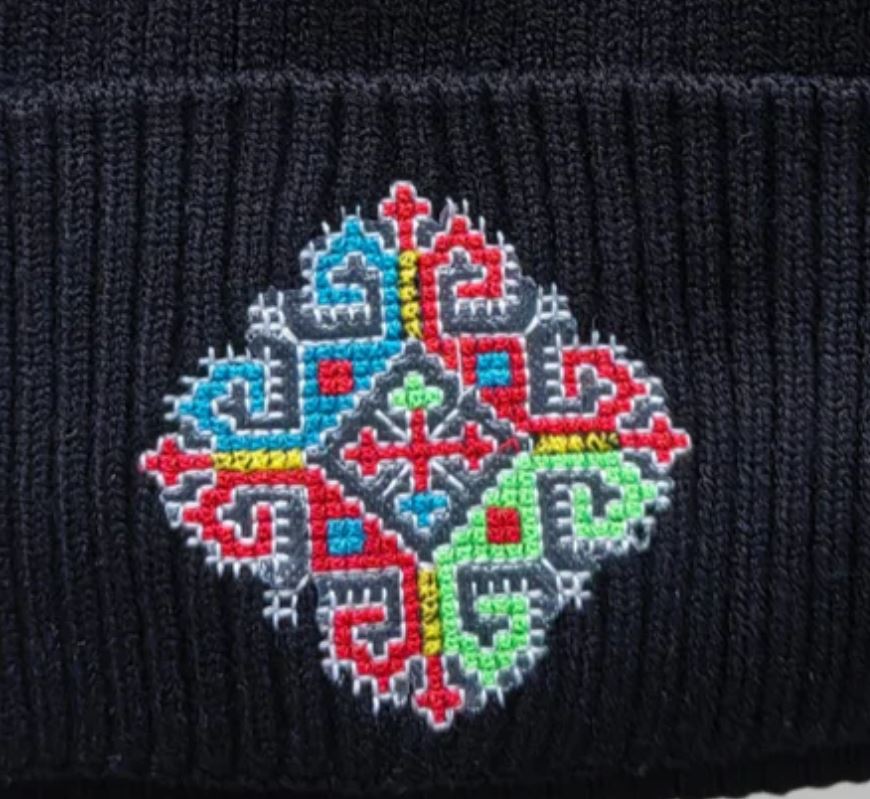Бяла шапка с бродерия "Сувастика"