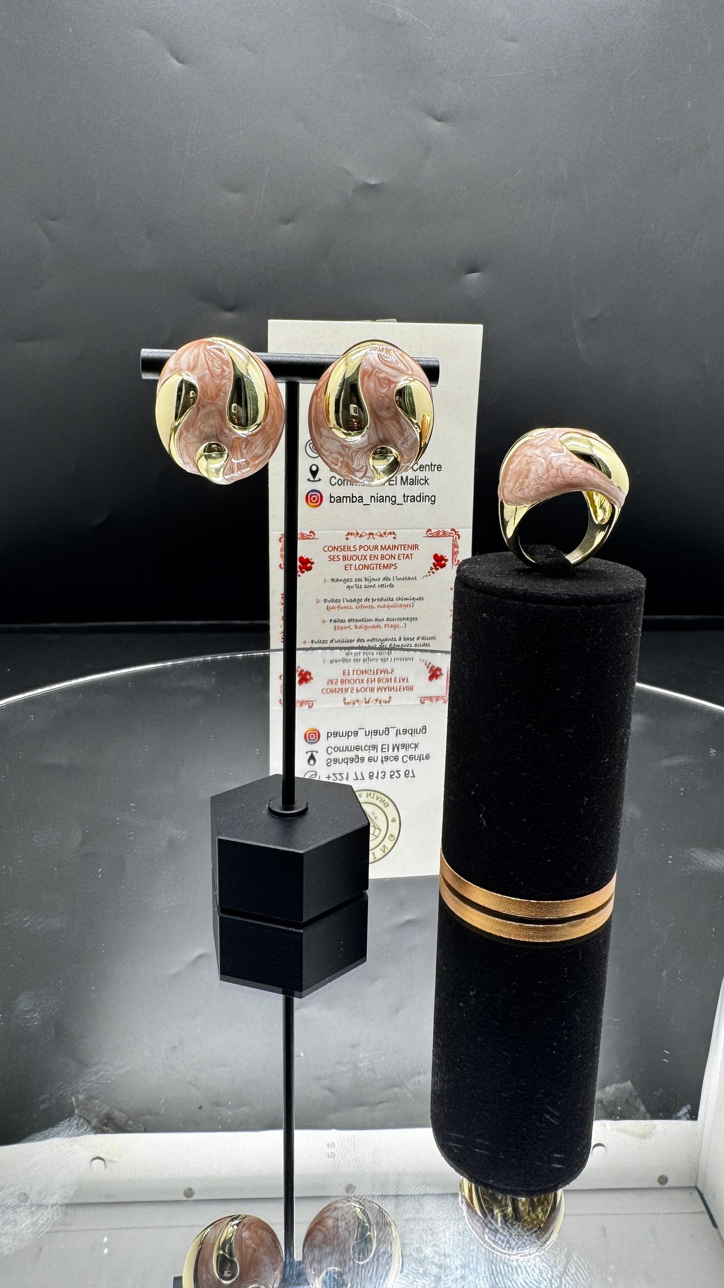 Boucles d'oreilles en or et anneau assorti