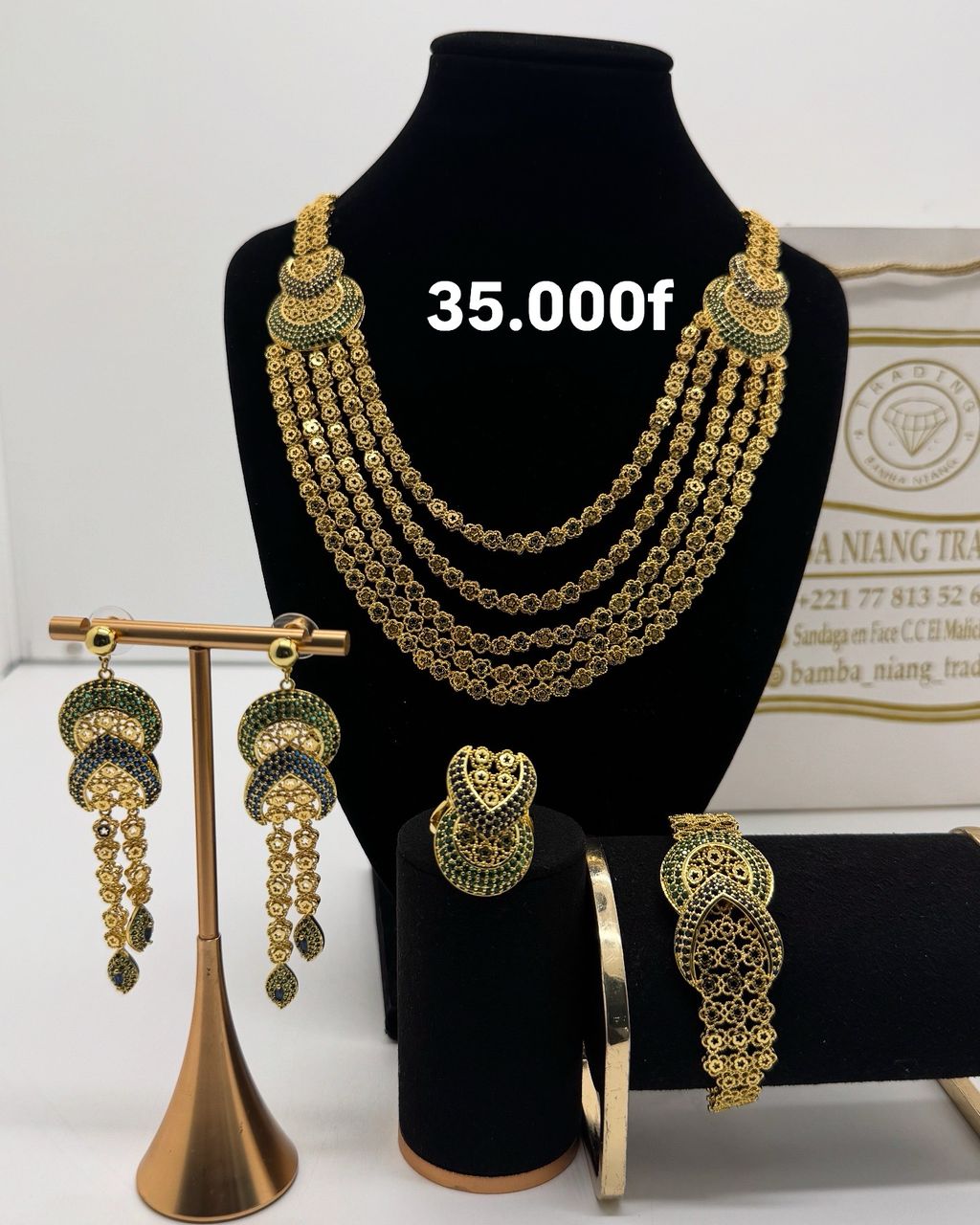 Parure de bijoux dorés
