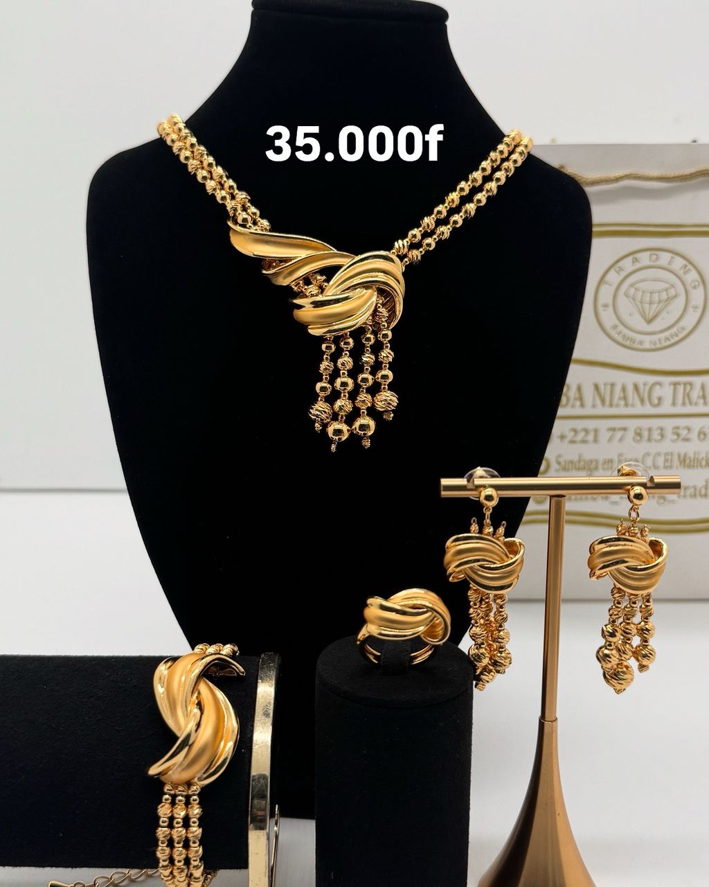 Parure de bijoux dorés