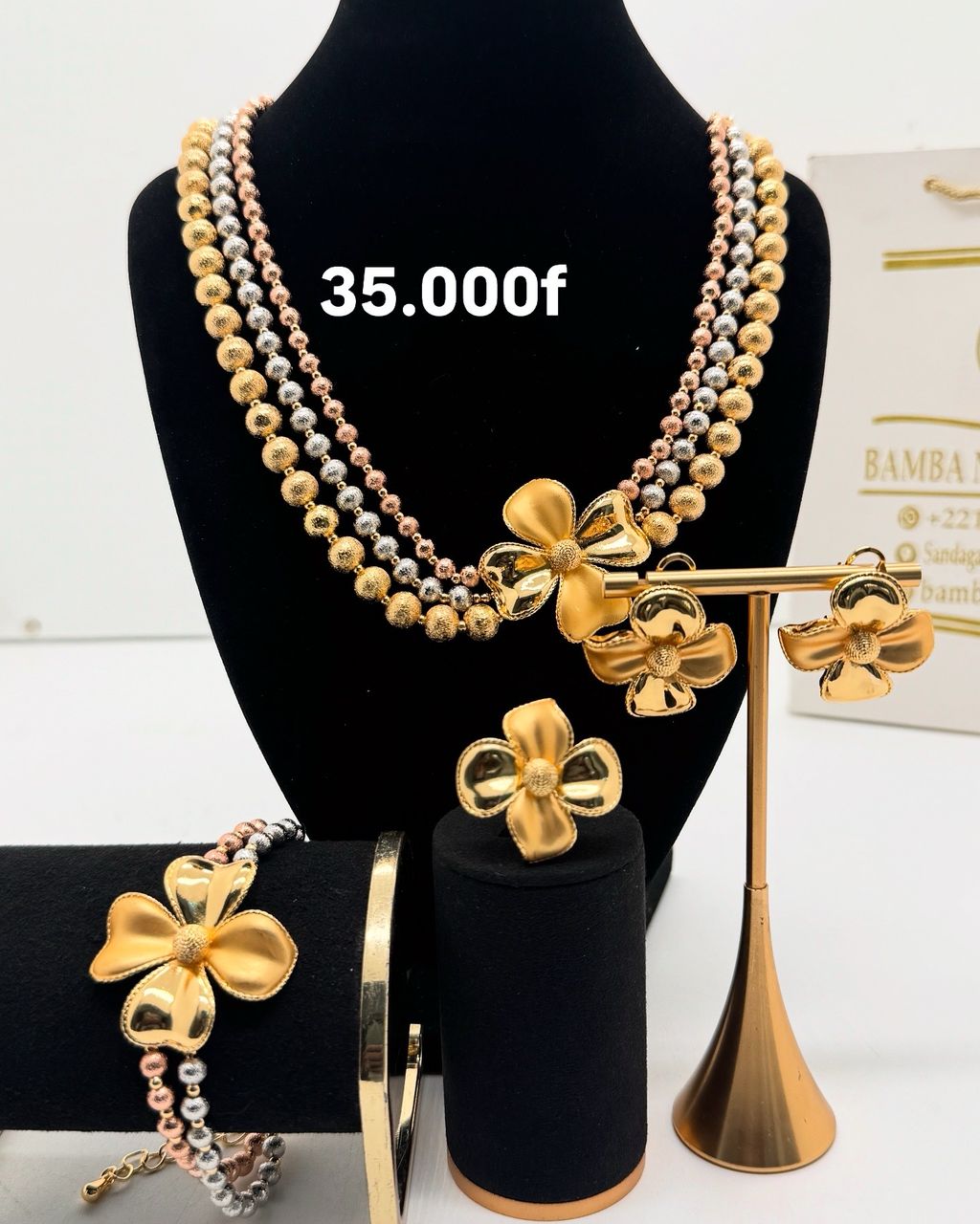 Parure de bijoux dorés