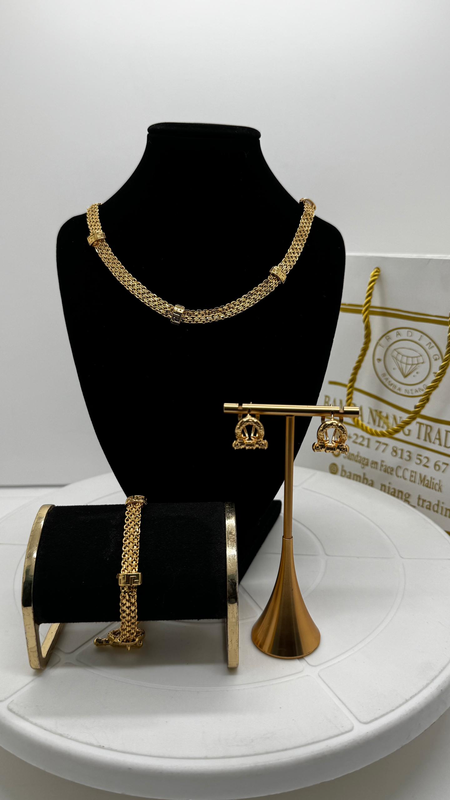 Parure de bijoux dorés