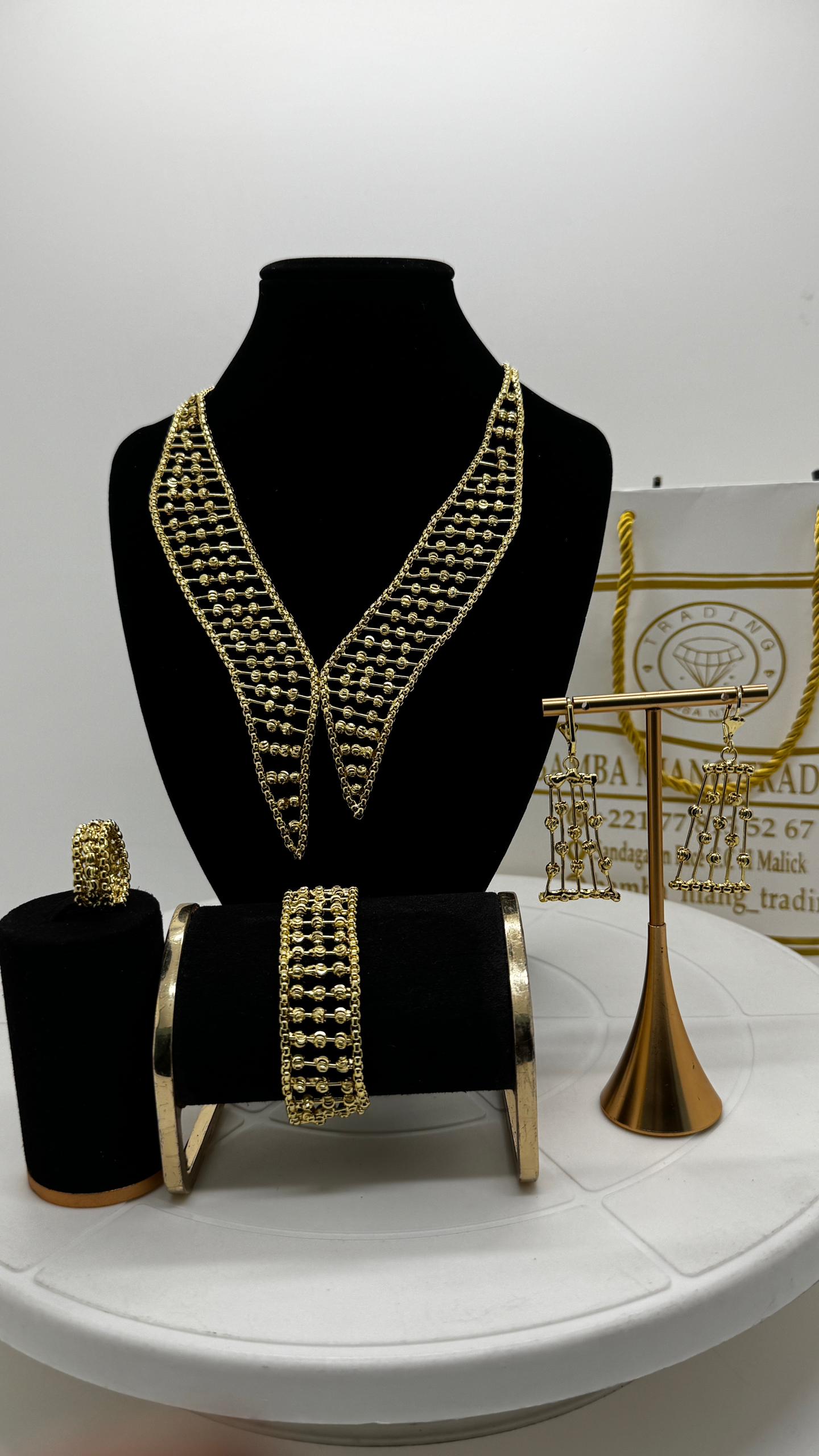 Ensemble de bijoux dorés