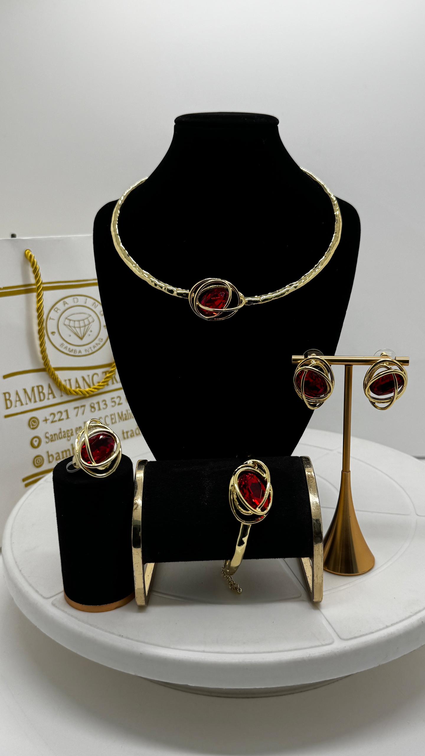 Parure de bijoux en or avec pierres rouges