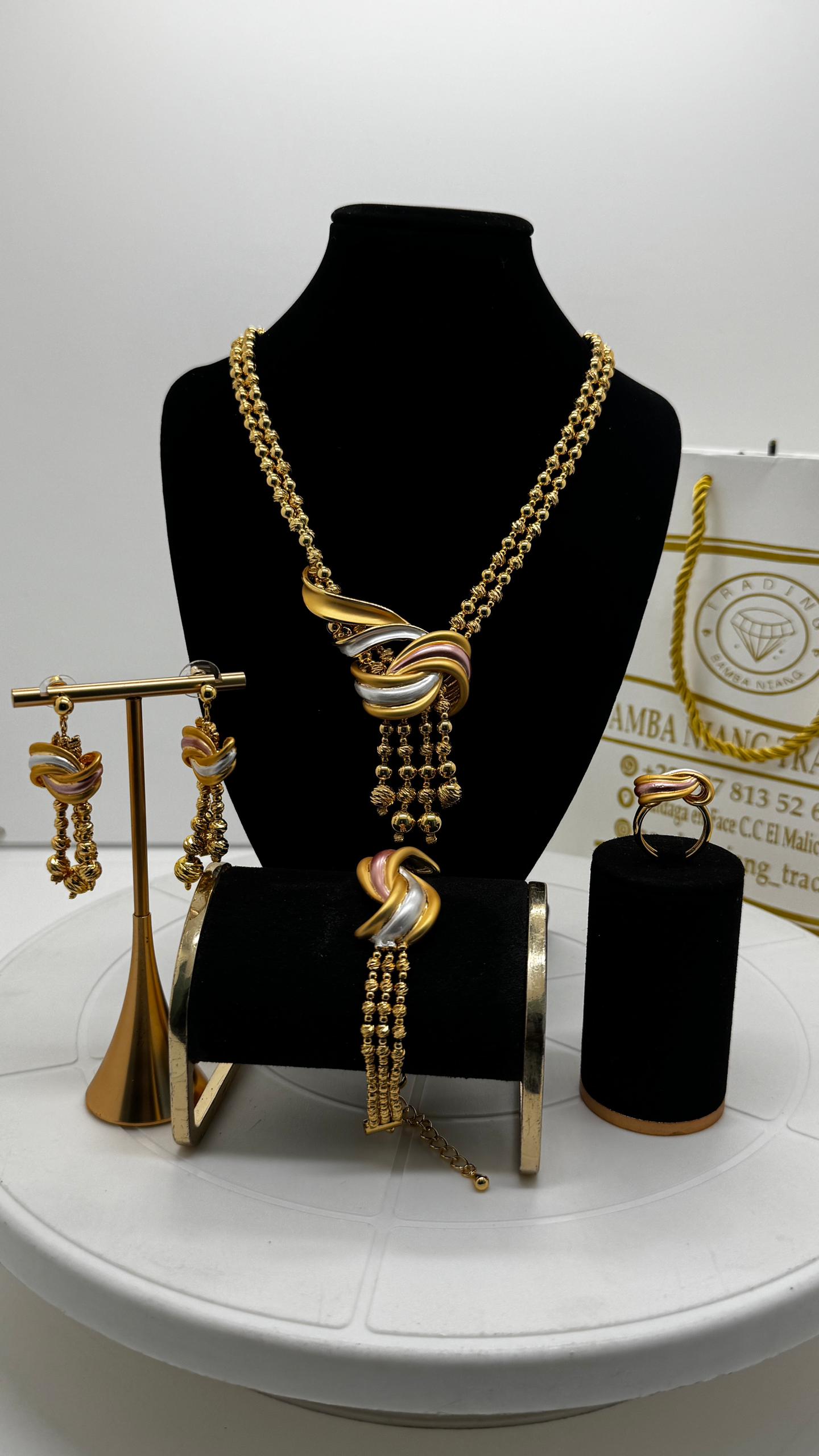 Parure de bijoux dorés