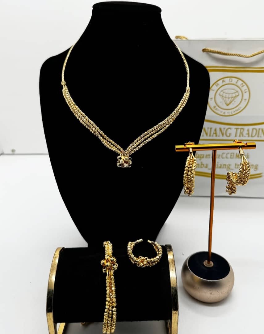 Parure de bijoux dorés