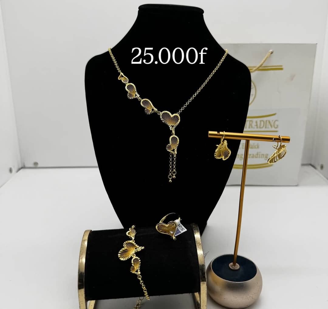 Parure de bijoux dorés