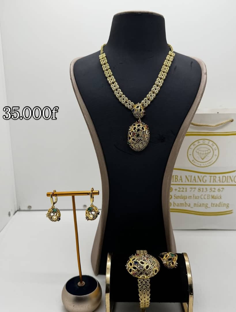 Parure de bijoux dorés