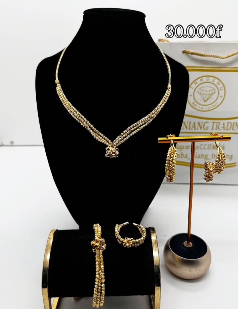 Parure de bijoux dorés