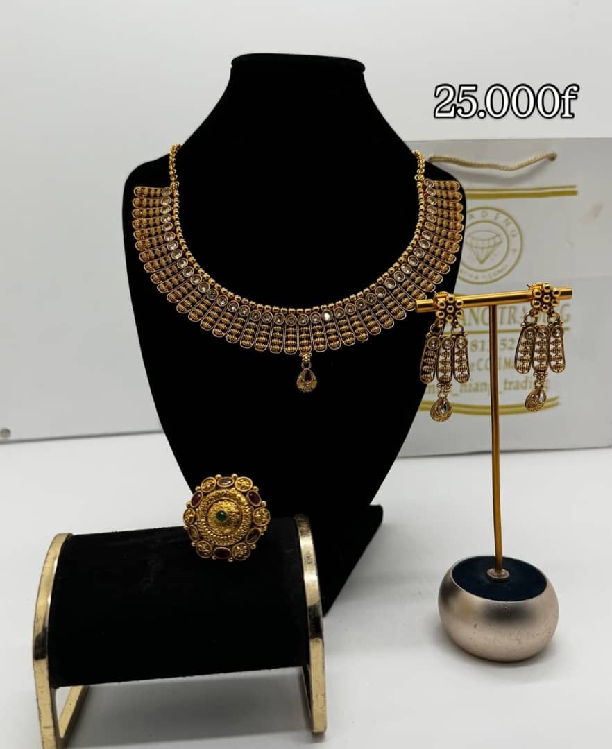 Parure de bijoux traditionnelle dorée