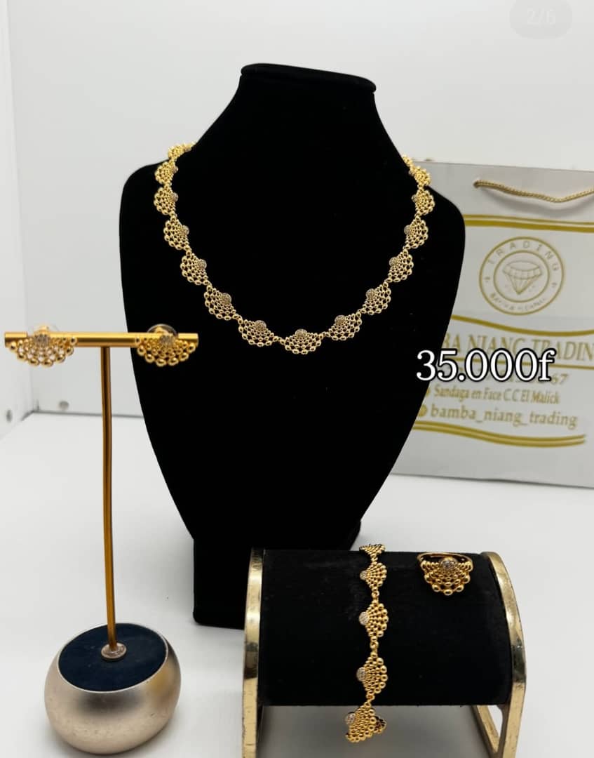 Parure de bijoux dorés