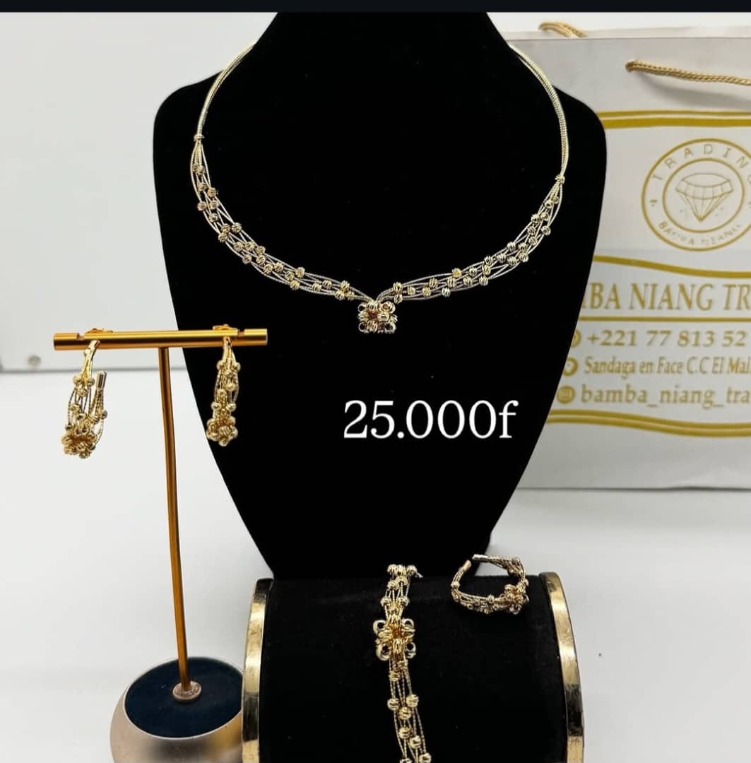 Parure de bijoux dorés