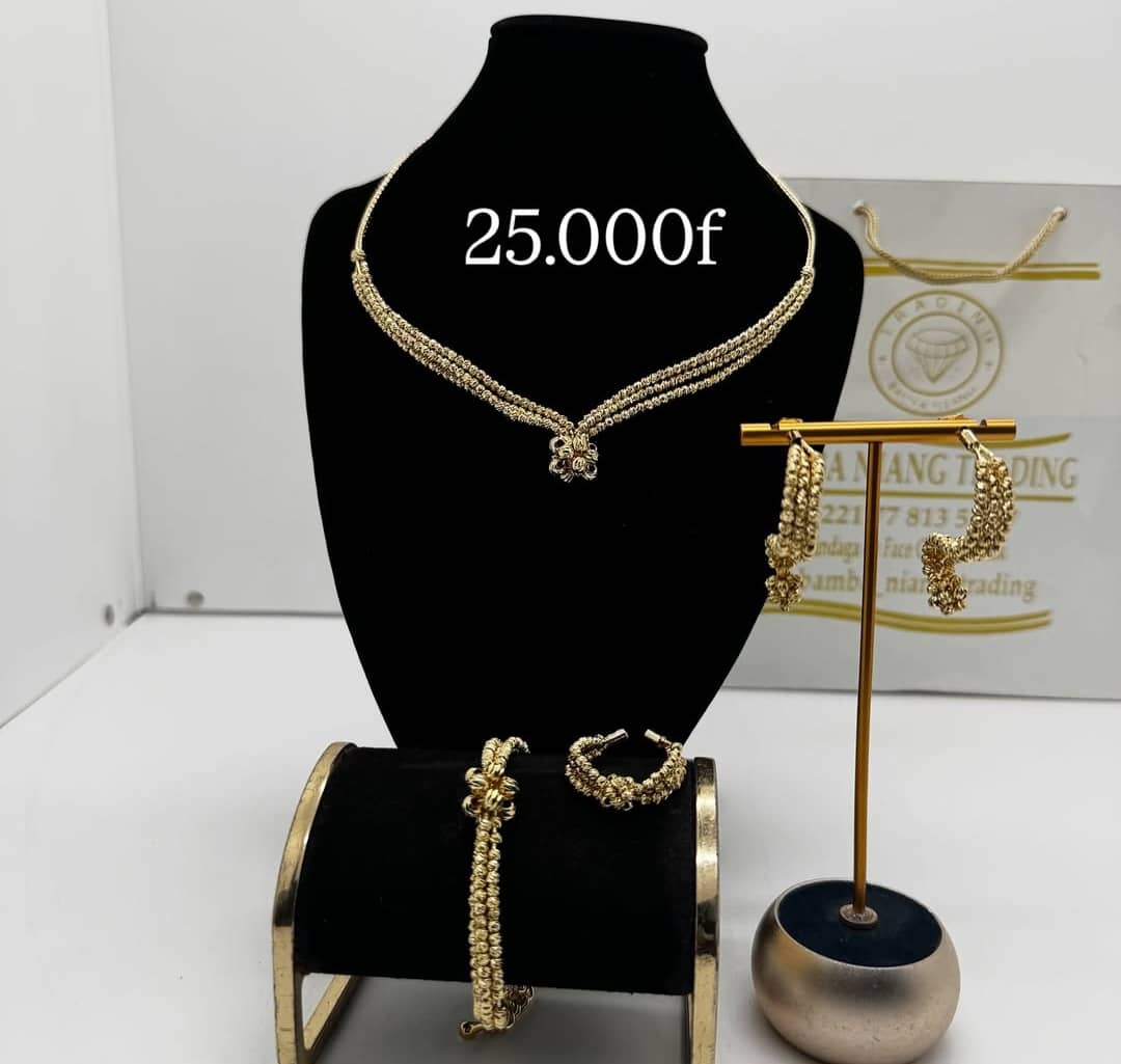 Parure de bijoux dorés