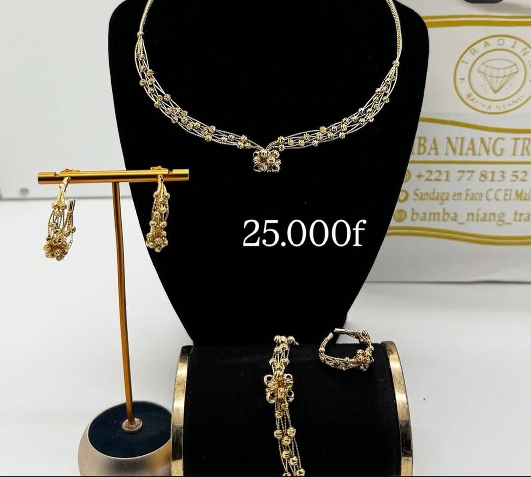 Parure de bijoux dorés