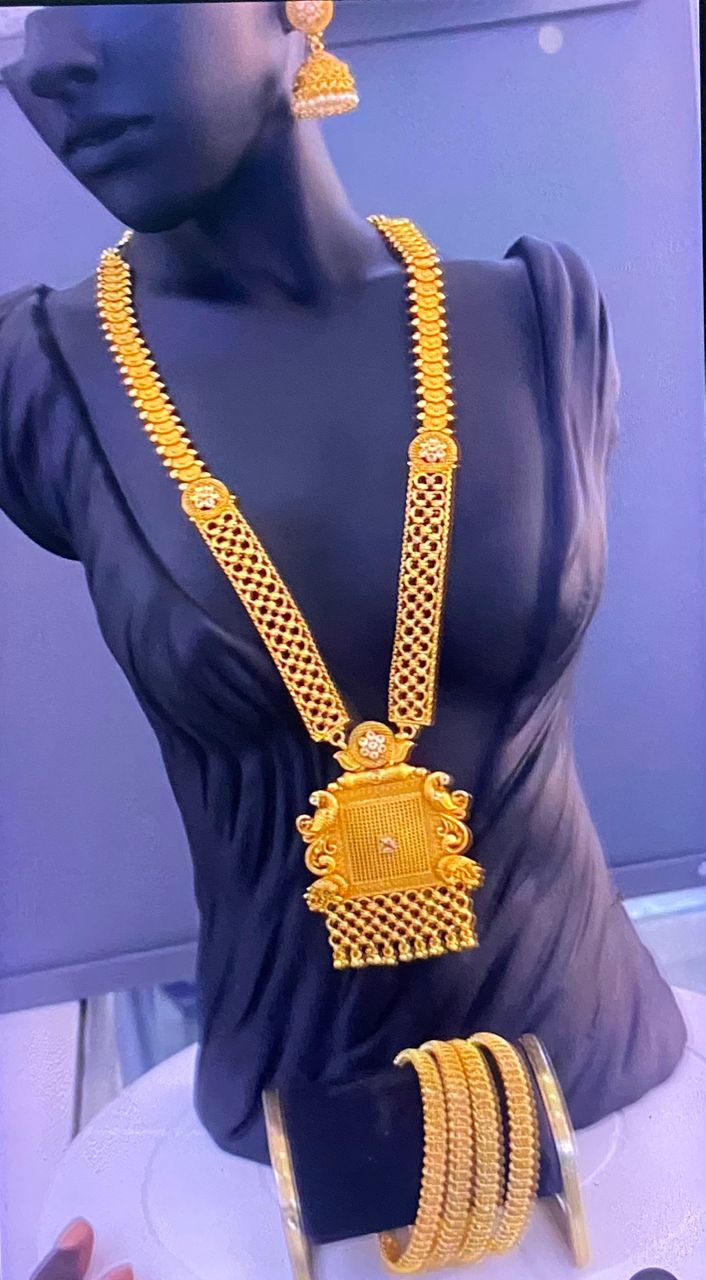 Parure de bijoux dorée
