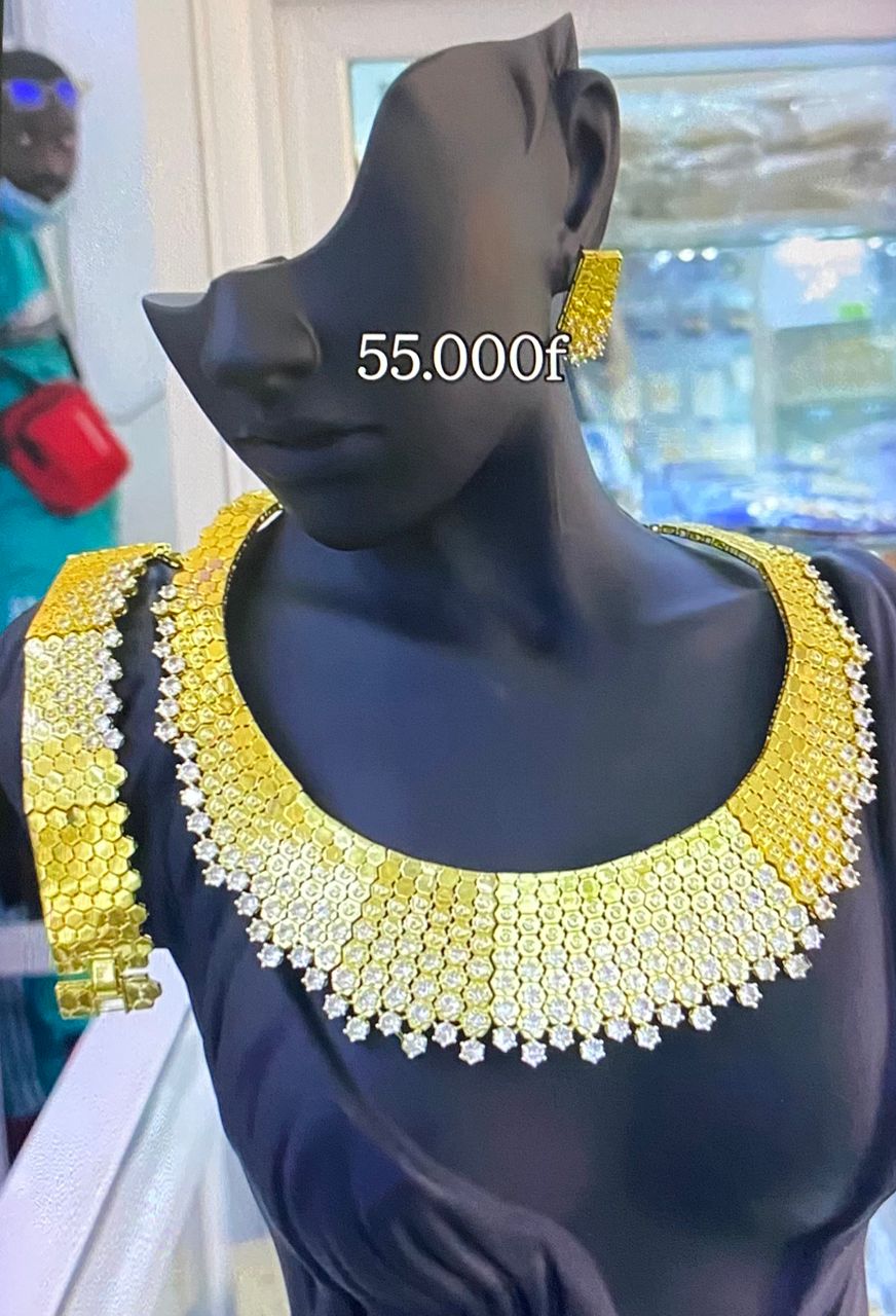 Parure de bijoux dorés