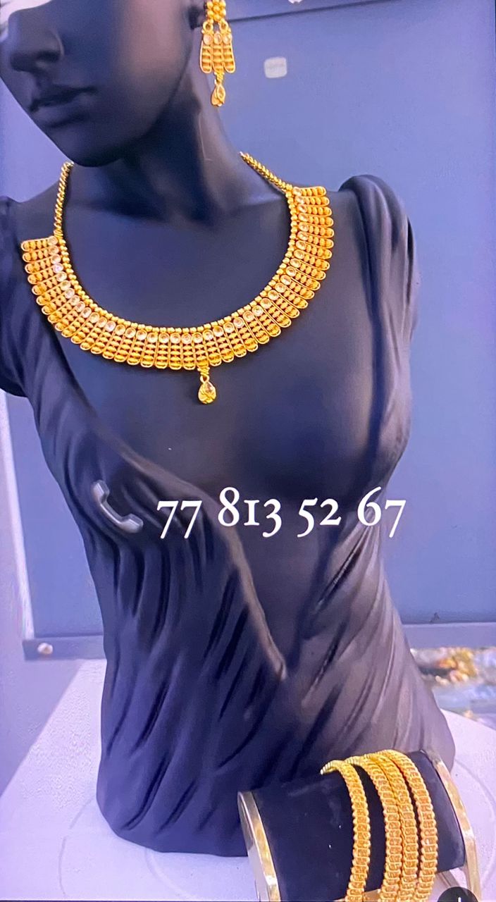 Parure de bijoux dorés