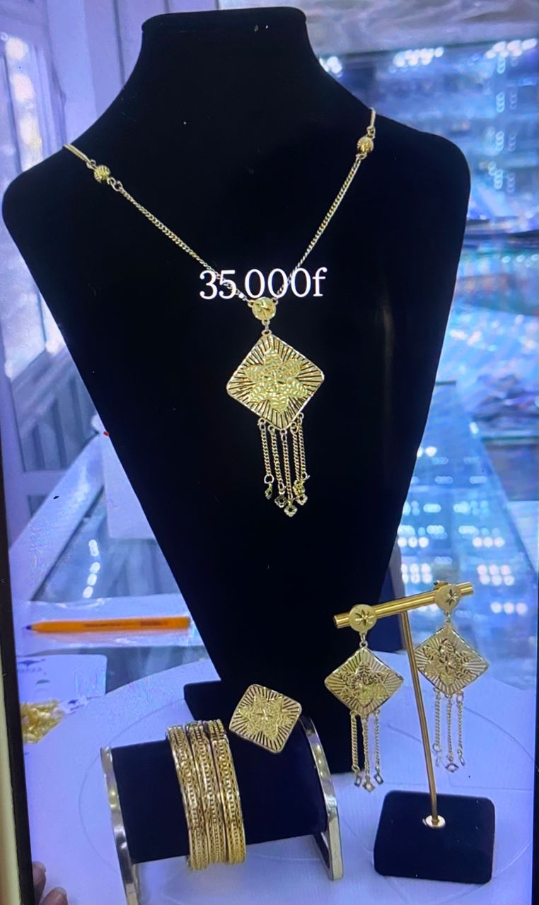 Parure de bijoux dorés