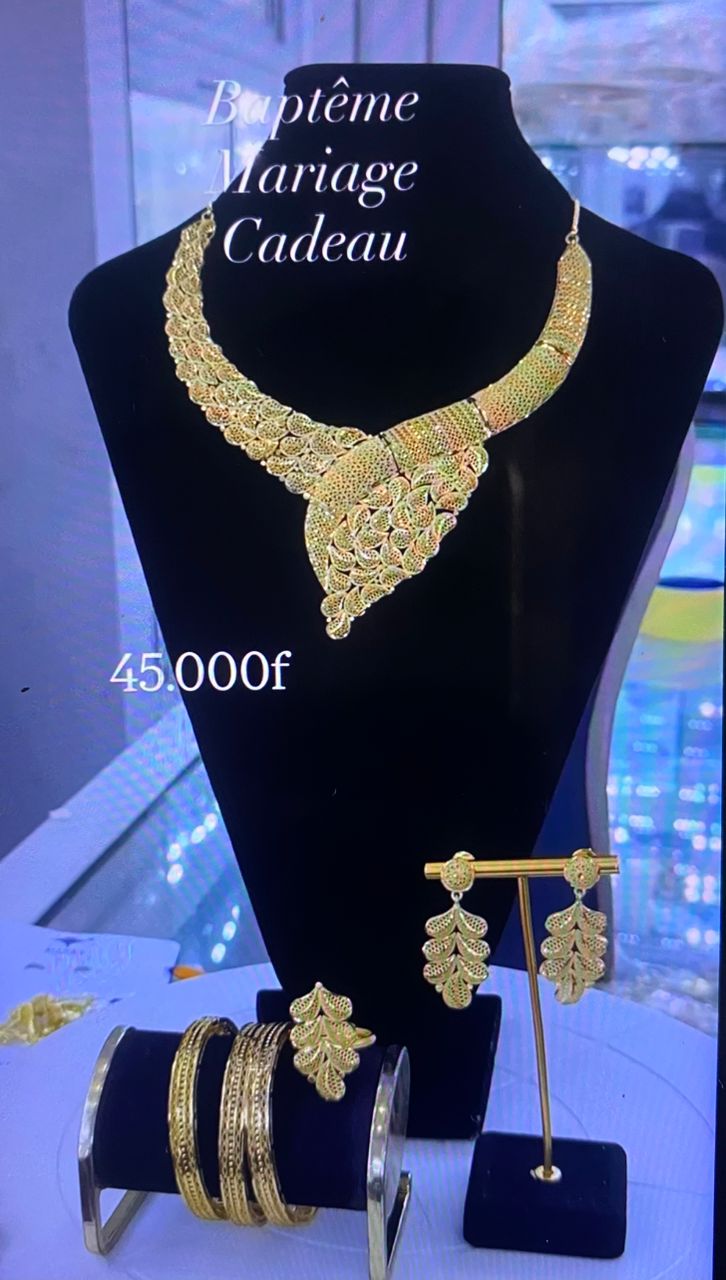 Parure de bijoux dorés
