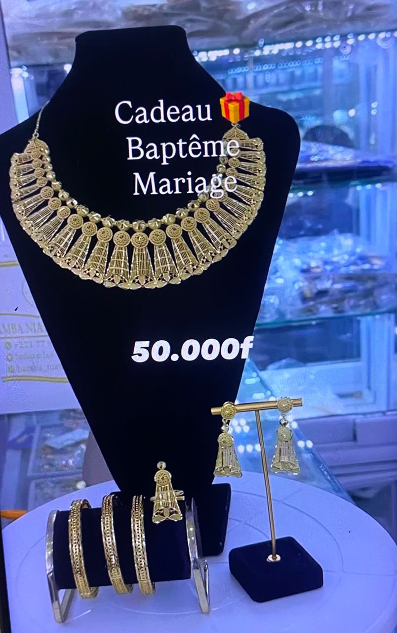 Parure de bijoux dorés
