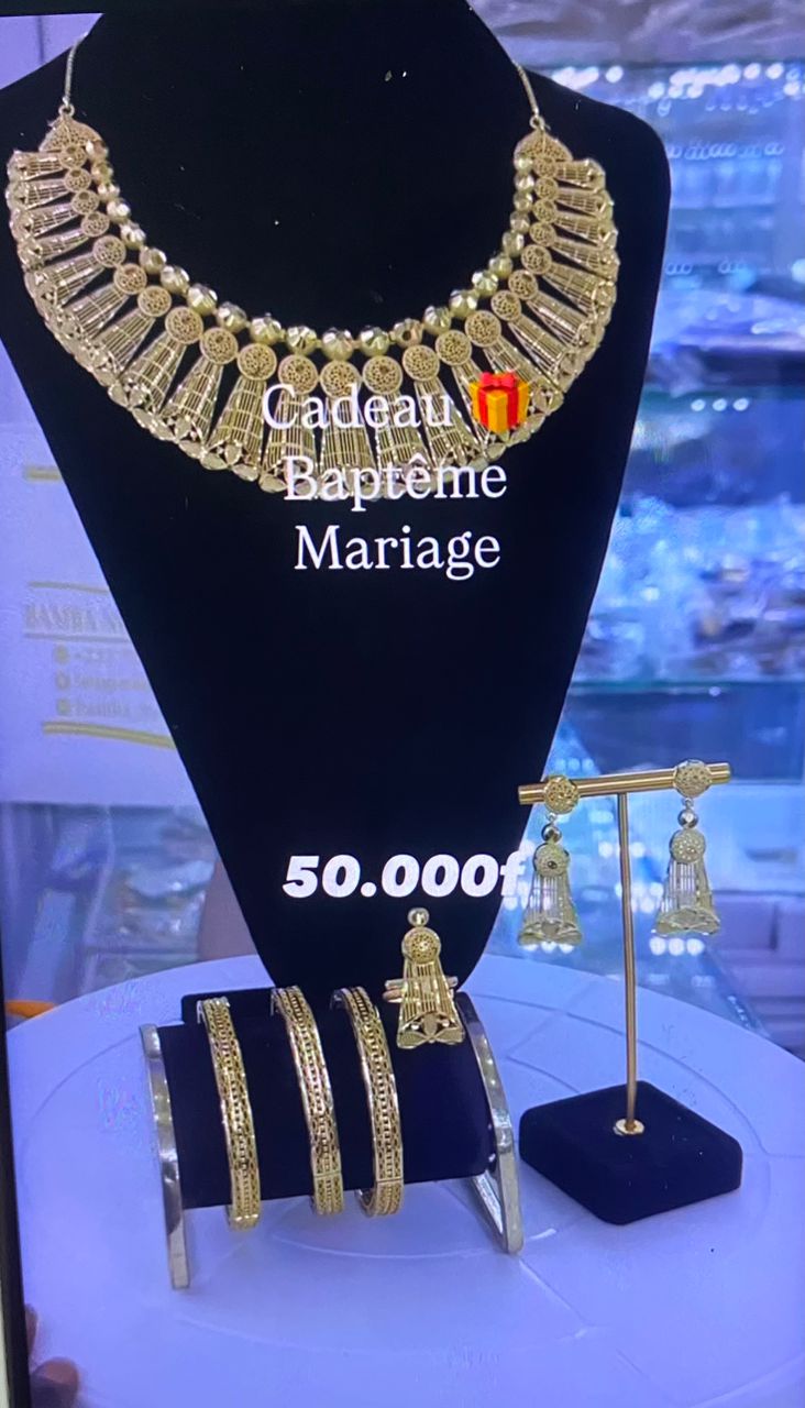 Parure de bijoux dorés