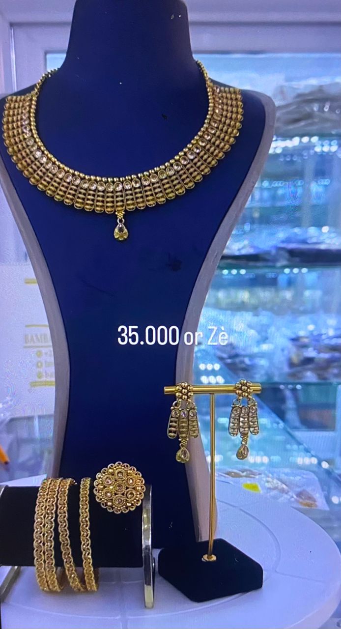 Parure de bijoux dorés