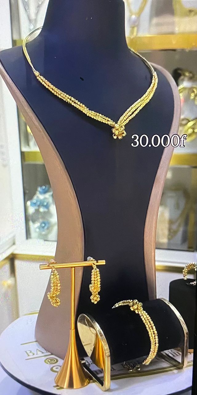 Parure de bijoux dorés