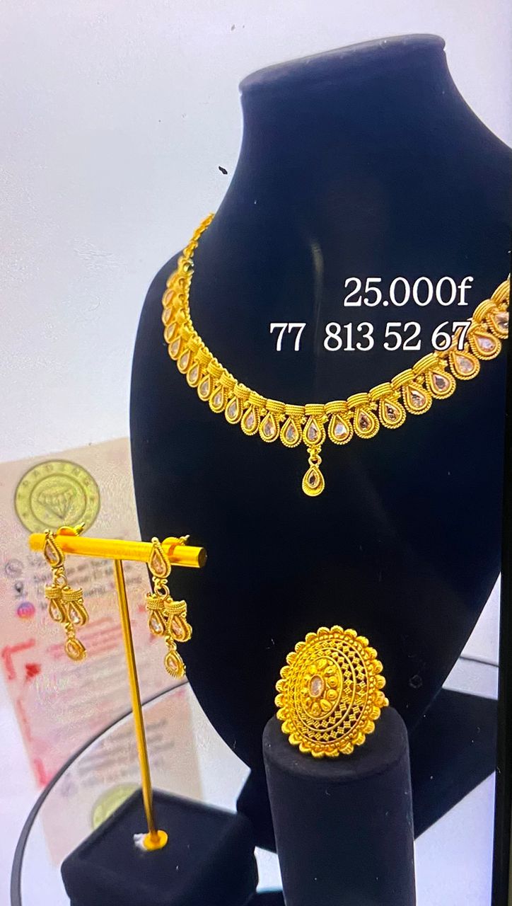 Parure de bijoux dorés